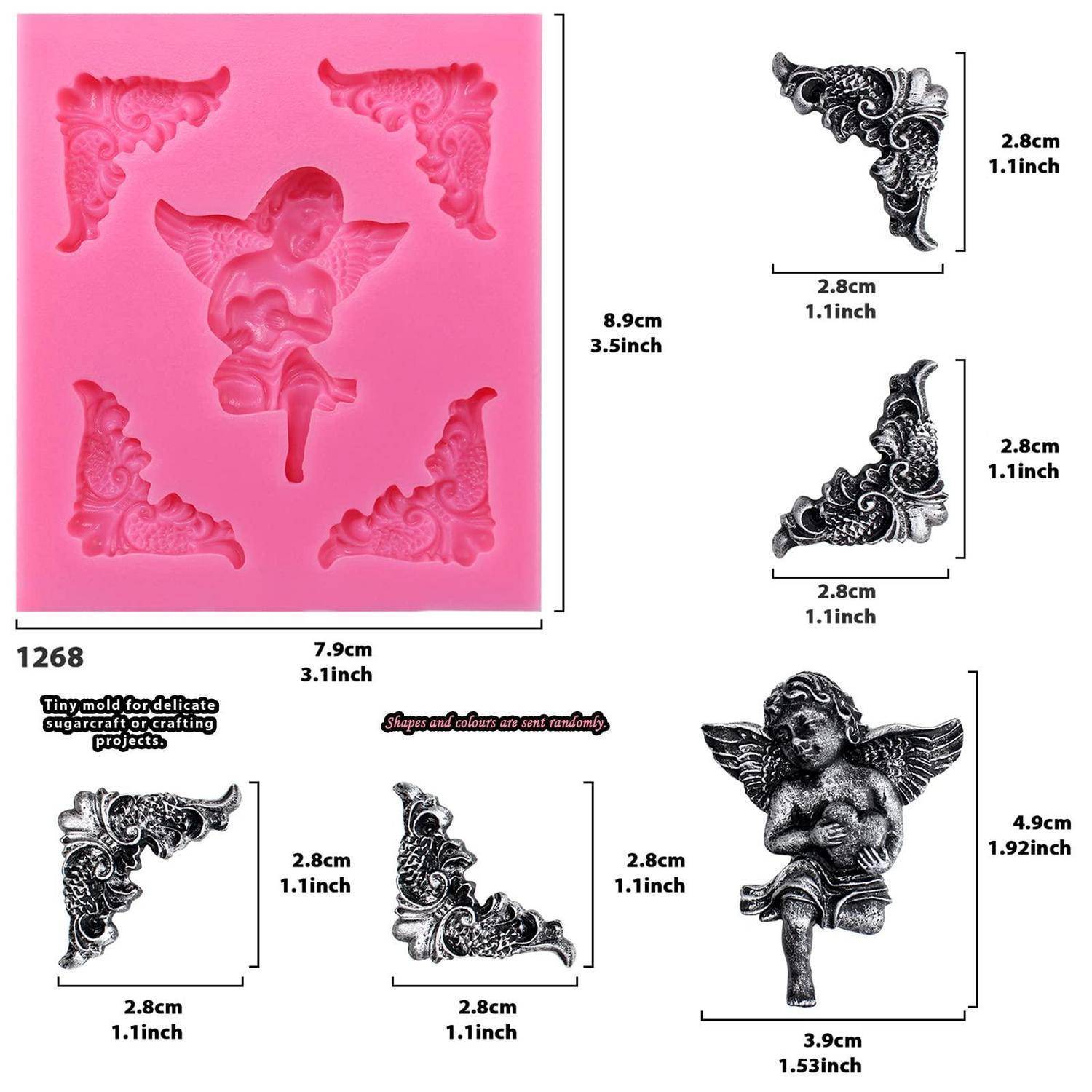 Rosa Silikonform mit fünf ornamentalen Eckstücken und einer sitzenden Cherub-Figur; enthält Größenangaben und Beispiele für gegossene Dekorationen.