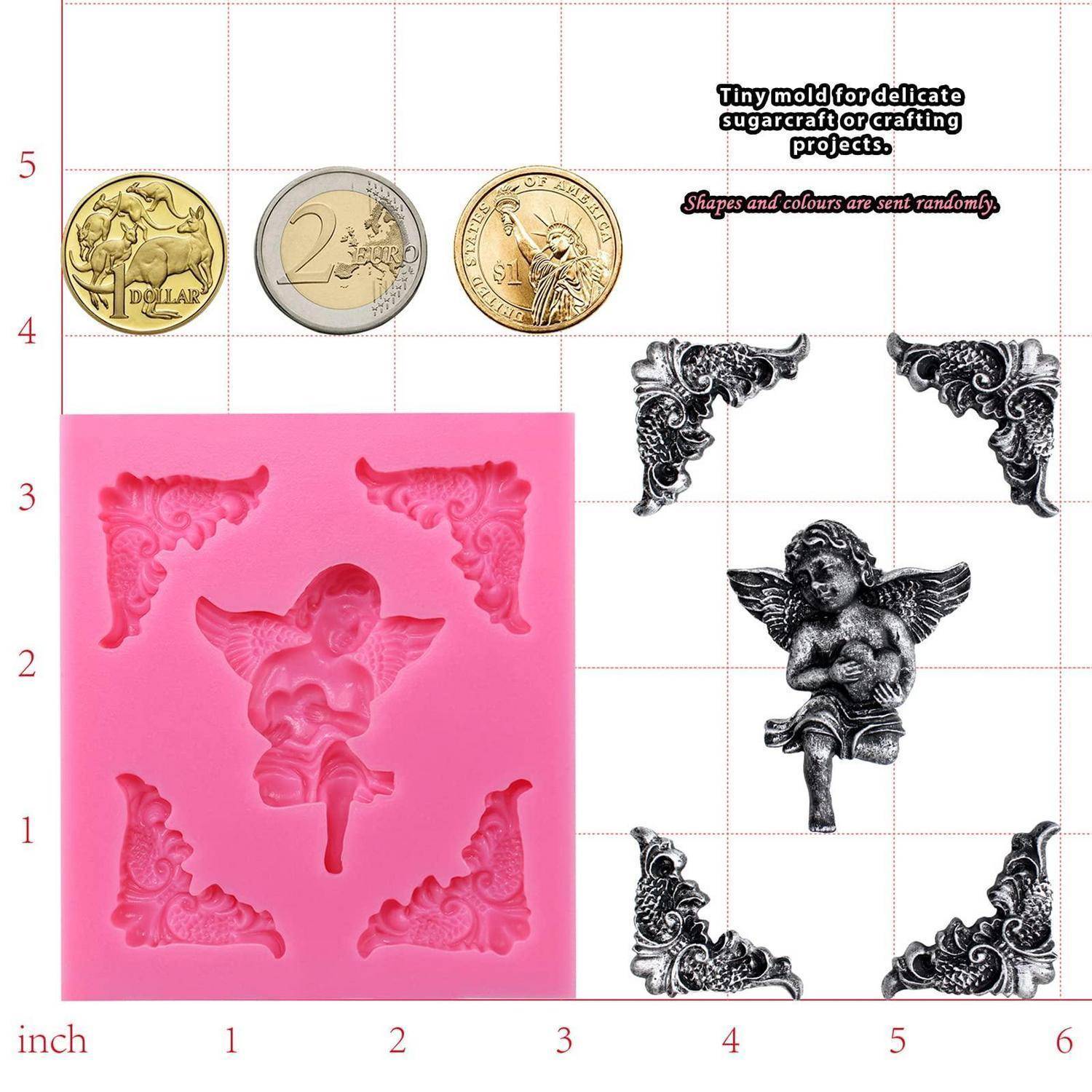 Rosa Silikonform zum Herstellen von Zuckerverzierungen, gezeigt mit Münzgrößenreferenz und Beispiel fertiger verzierter Engel- und Eckstücke.