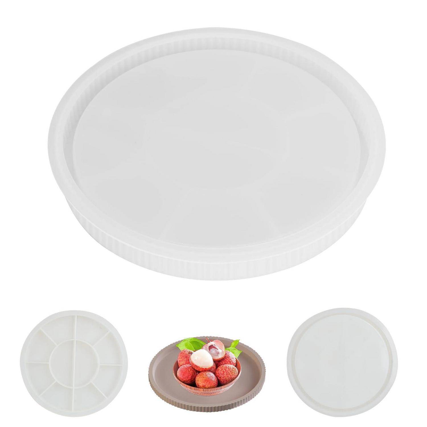 Weißer runder Kunststoffdeckel mit einer klaren Draufsicht und zwei kleineren Ansichten darunter, die die Unterseite zeigen und wie er über einer Schüssel mit Erdbeeren sitzt.
