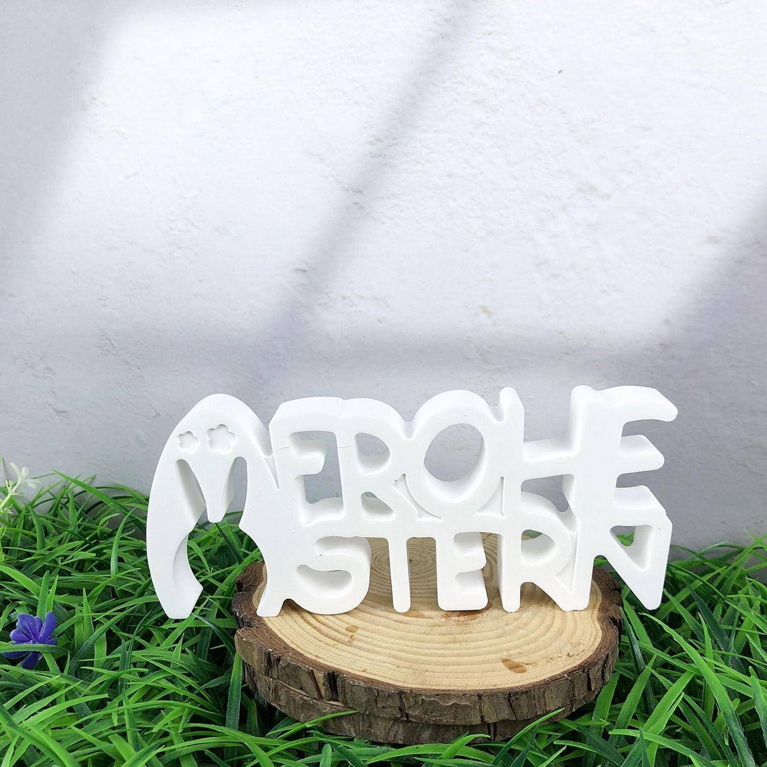 Weißes dekoratives Ausschnittschild mit der Aufschrift „MEROHE