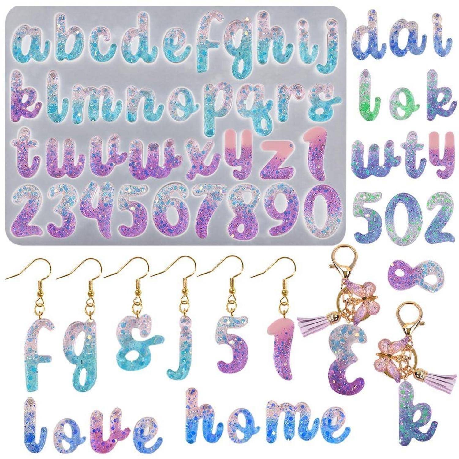 Glitzerndes Pastellalphabet- und Zahlensticker-Set mit Kleinbuchstaben, Ziffern 0-9, einigen zusätzlichen Symbolen und passenden baumelnden Buchstabencharms zur Personalisierung.