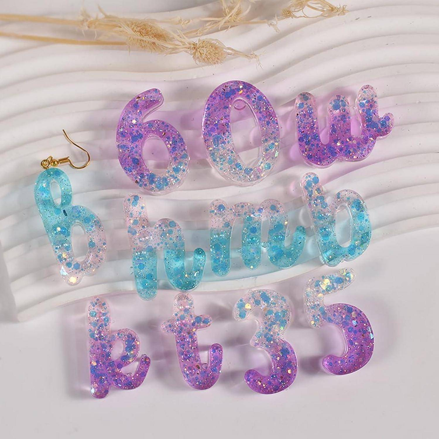 Glitzernde Harzalphabetcharms, die 