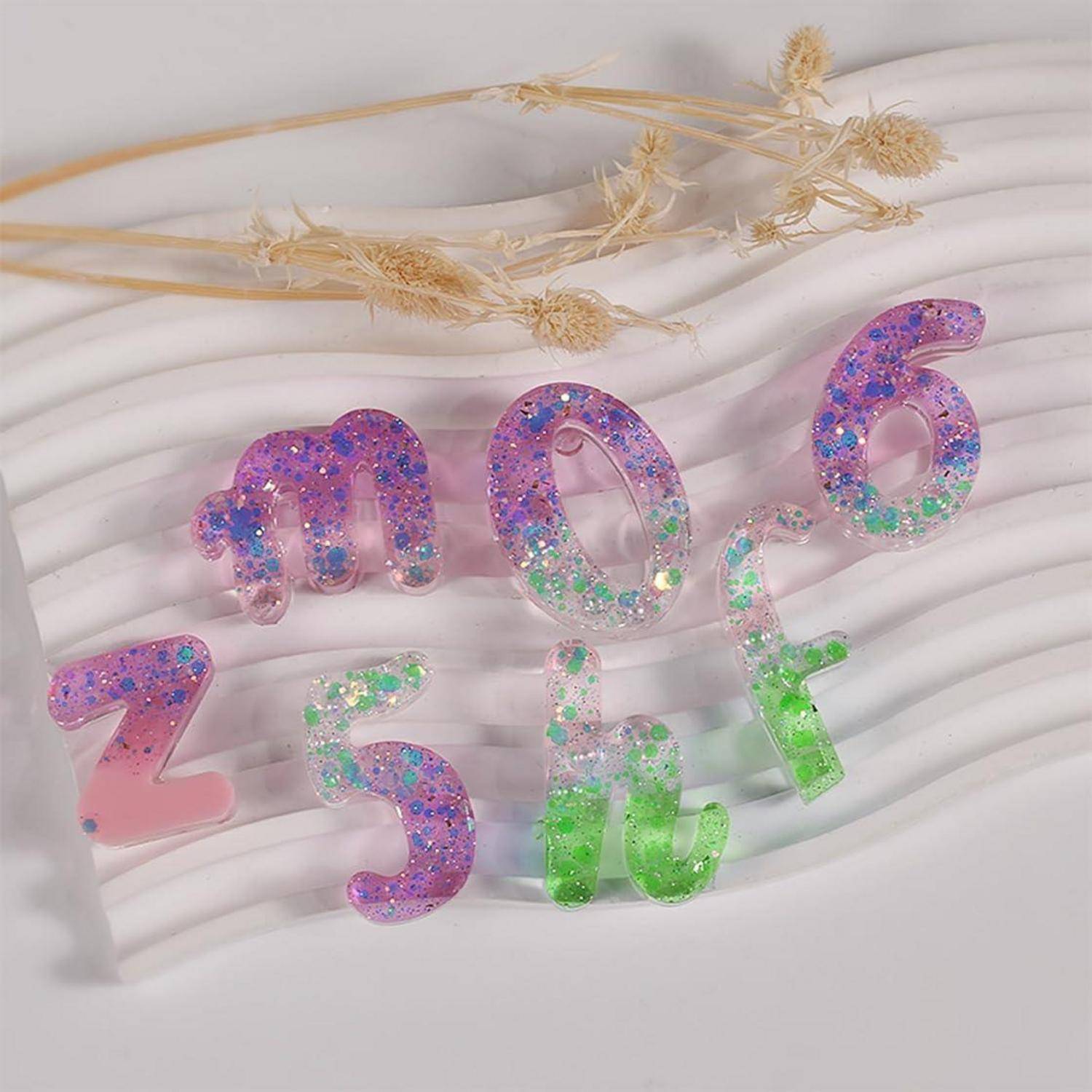 Glitzernde Harzbuchstaben und Zahlenbuchstaben, die 