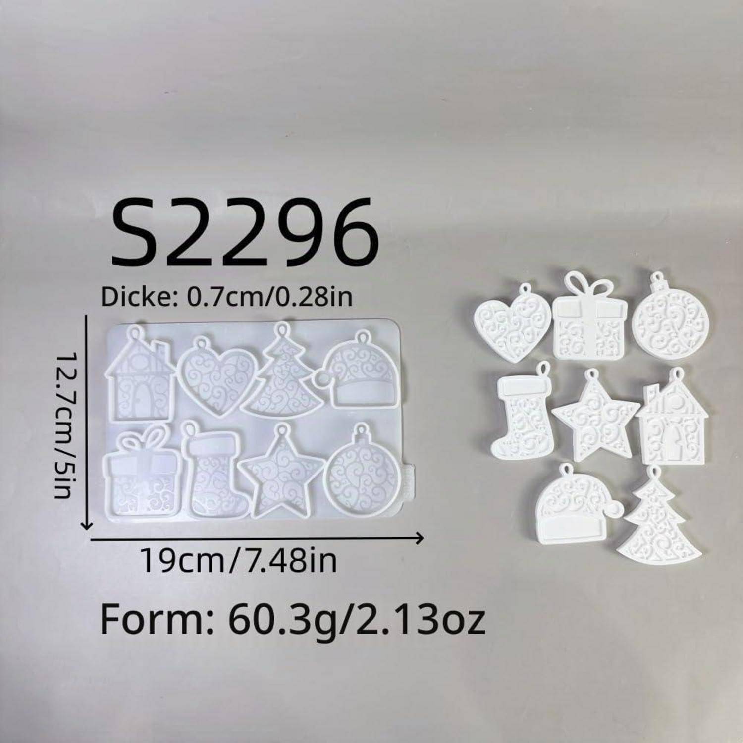 Silikonform-Set S2296 für acht Weihnachtsverzierungen, 19 x 12,7 cm, 0,7 cm dick, Formgewicht 60,3 g; Beispiel weiße Anhänger abgebildet.