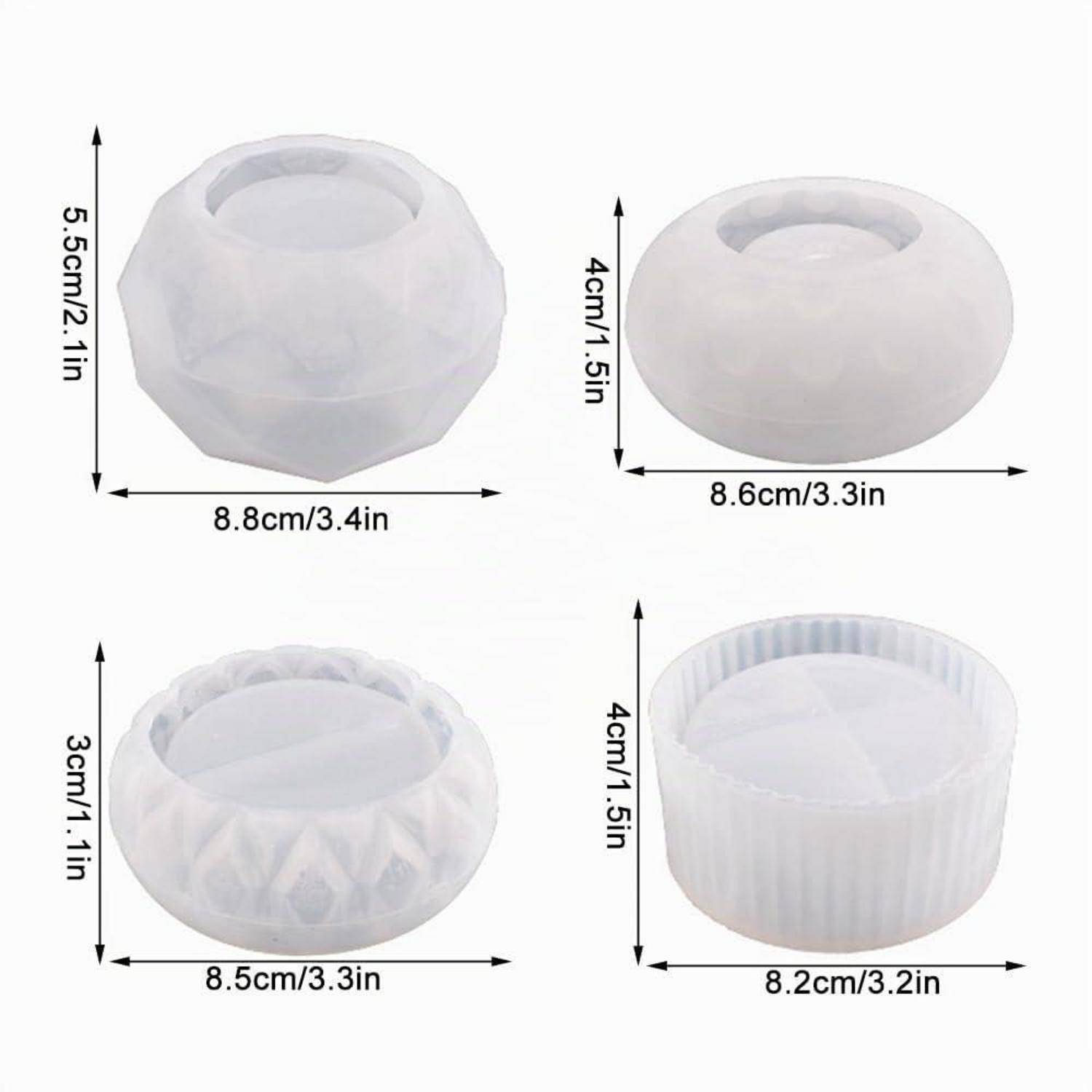 Vier weiße Silikonformformen mit Abmessungen: etwa 8,2–8,8 cm breit und 3–5,5 cm hoch, jede Form unterschiedlich.