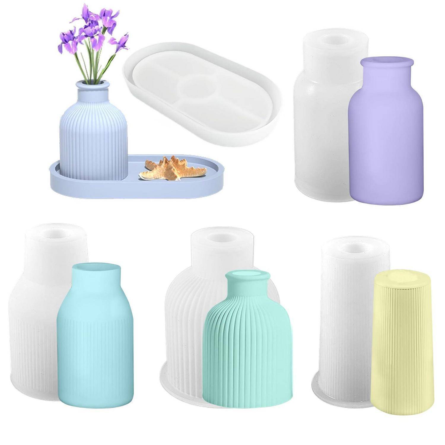 Sortierte gerippte Keramikvase und ein passendes Tablett in Pastellfarben, als Produktbeispiele dargestellt; eine Vase enthält violette Blumen und Muscheln.
