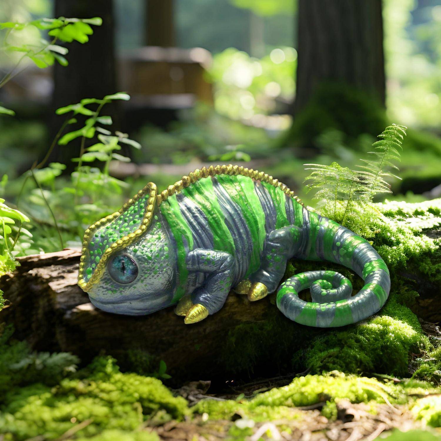 Kleine grün-und-blau gefärbte Chamäleon auf einem moosigen Baumstamm in einer sonnigen Waldszene.