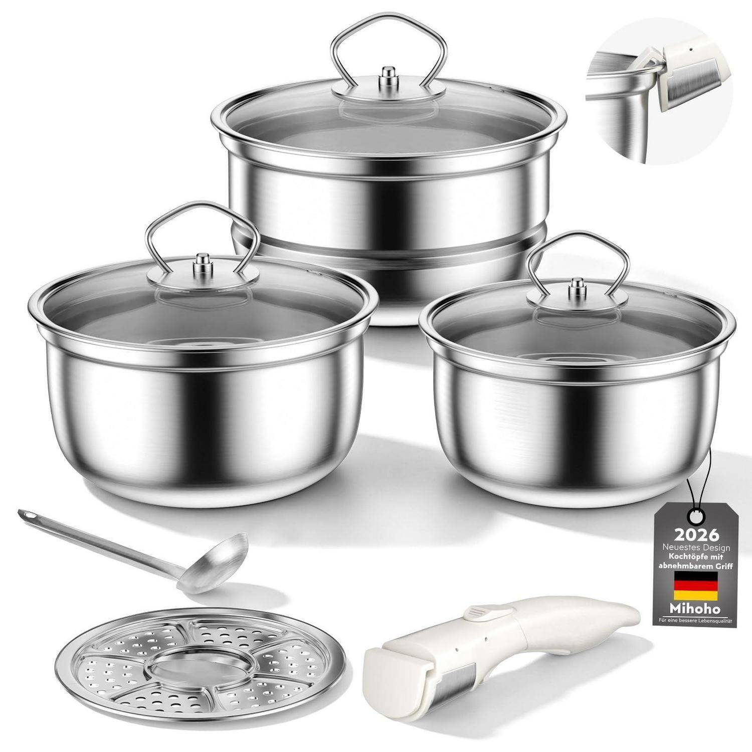 Satz aus drei Edelstahl-Kochtöpfen mit Deckeln, plus Schöpfkelle, Dampfeinsatz und Griff-Zubehör mit weißem Griff.