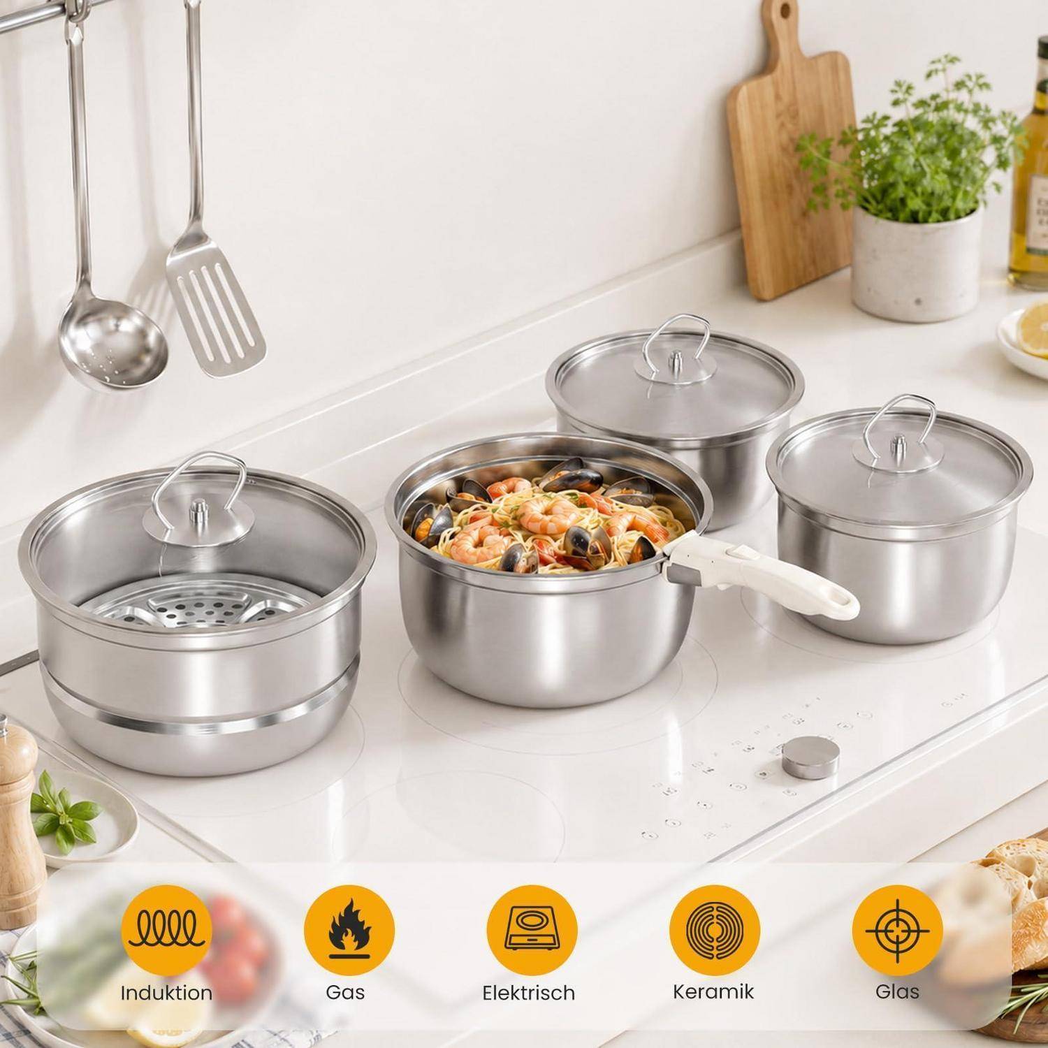 Drei Edelstahlpfannen mit Deckel auf einem Kochfeld, eine offen mit Meeresfrüchte-Pasta; Symbole zeigen die Kompatibilität mit Induktion, Gas, Elektro-, Keramik- und Glaskochfeldern an.
