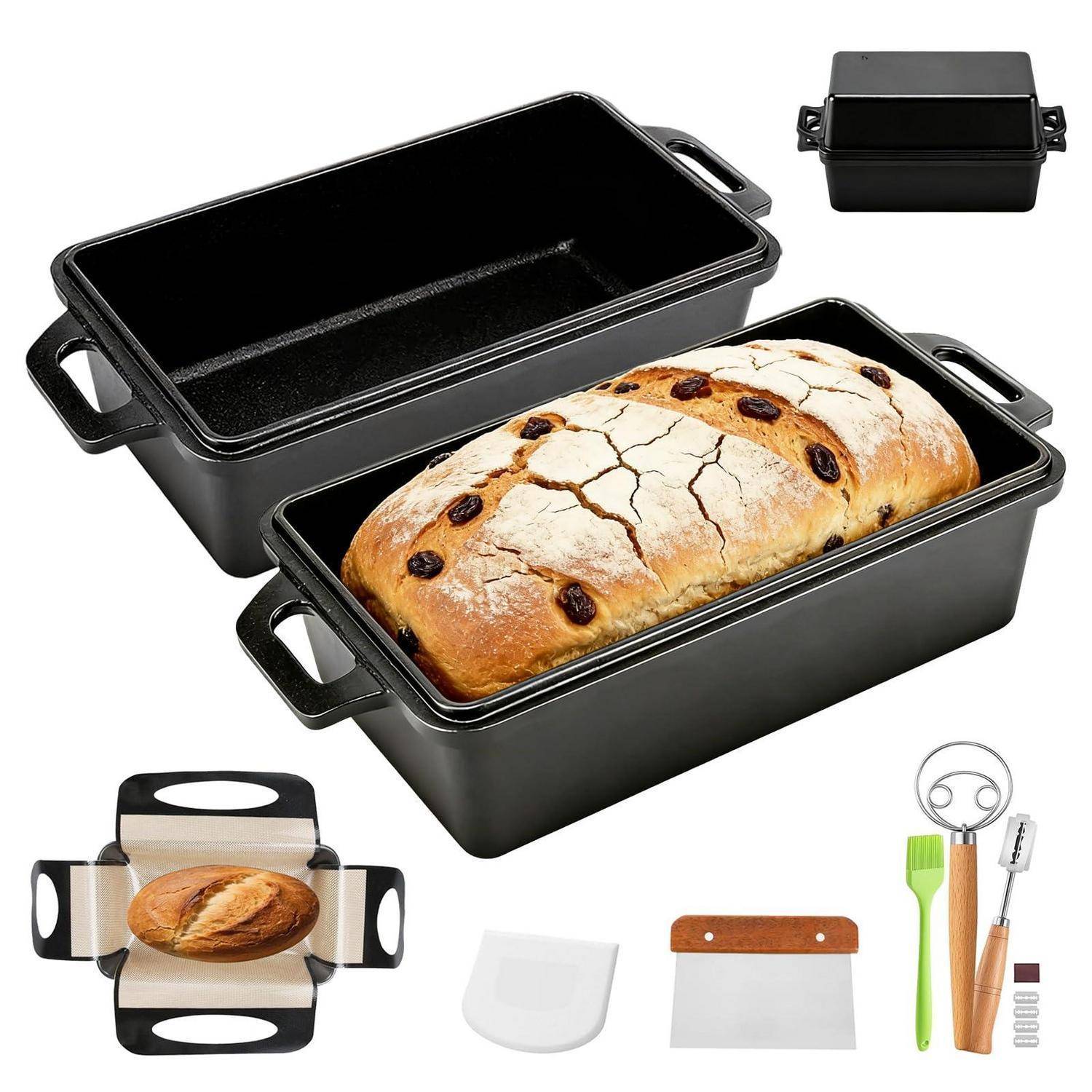 Satz schwarzer rechteckiger Brotformen mit Griffen, leer und mit Brotbackbeispielen sowie beiliegender Teigschaber und Backwerkzeugen dargestellt.