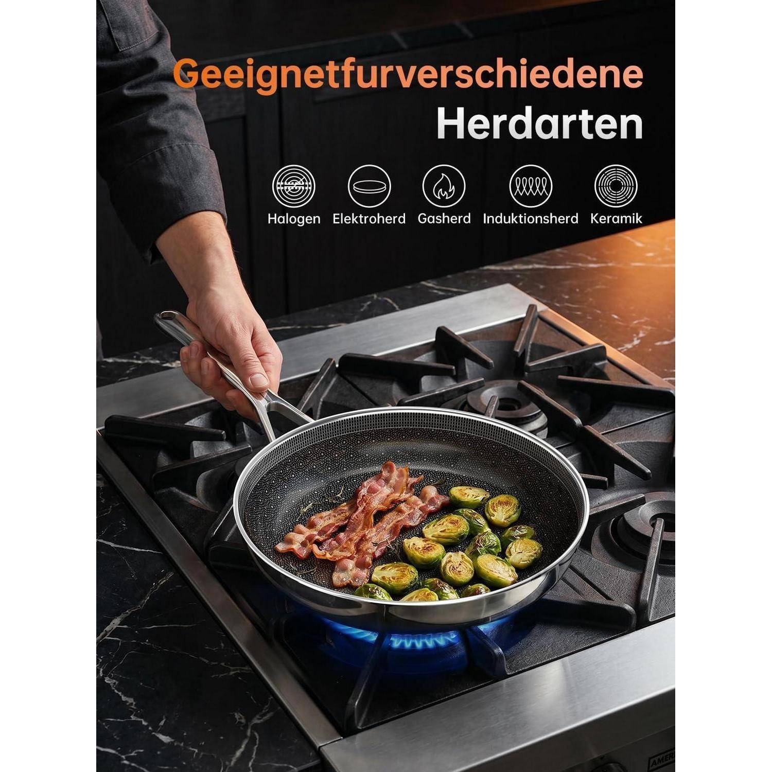 Werbebild einer Bratpfanne, die Speck und Rosenkohl auf einem Gasherd brät, mit deutschem Text, der besagt, dass sie für verschiedene Kochfeldtypen geeignet ist: Halogen, Elektro, Gas, Induktion und Keramik.