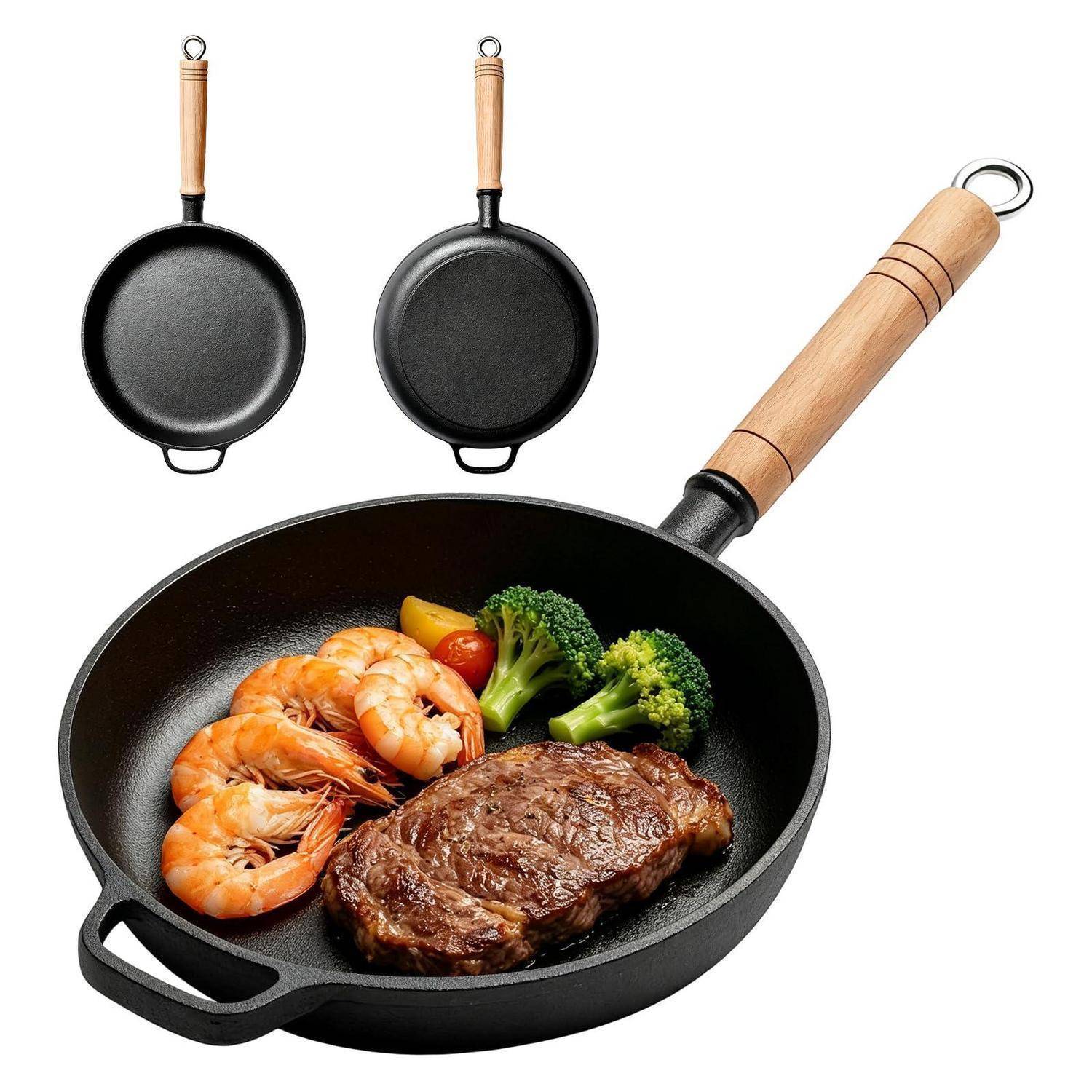 Schwarze Gusseisenpfanne mit Holzgriff, gezeigt mit Steak, Garnelen und Brokkoli; zwei kleinere Pfannen erscheinen oben als Produktbeispiele.