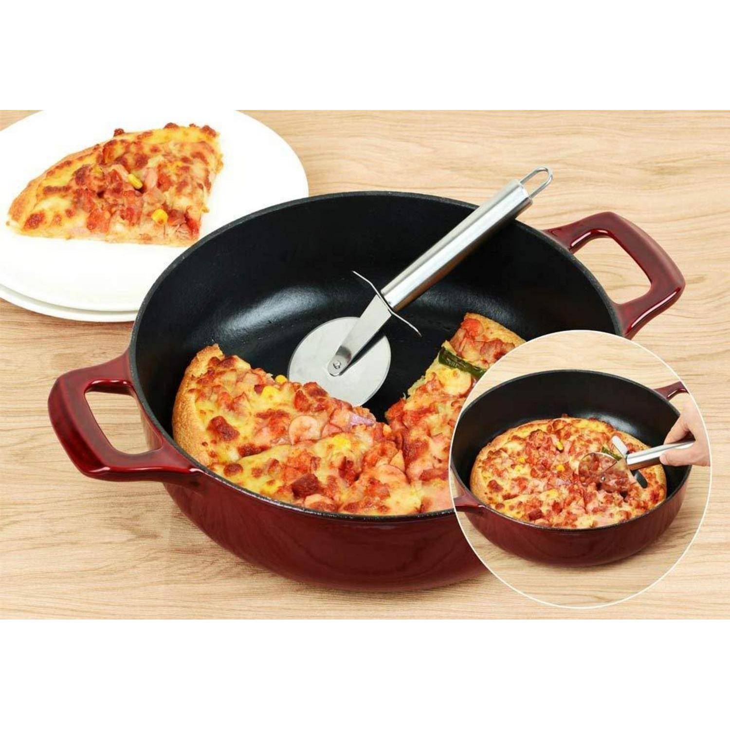 Tiefenpfannenpizzaschneider, der eine Pfannenpizza in Scheiben teilt, mit einer auf einem Teller servierten Scheibe und einer Nahaufnahme der Schnittaktion.