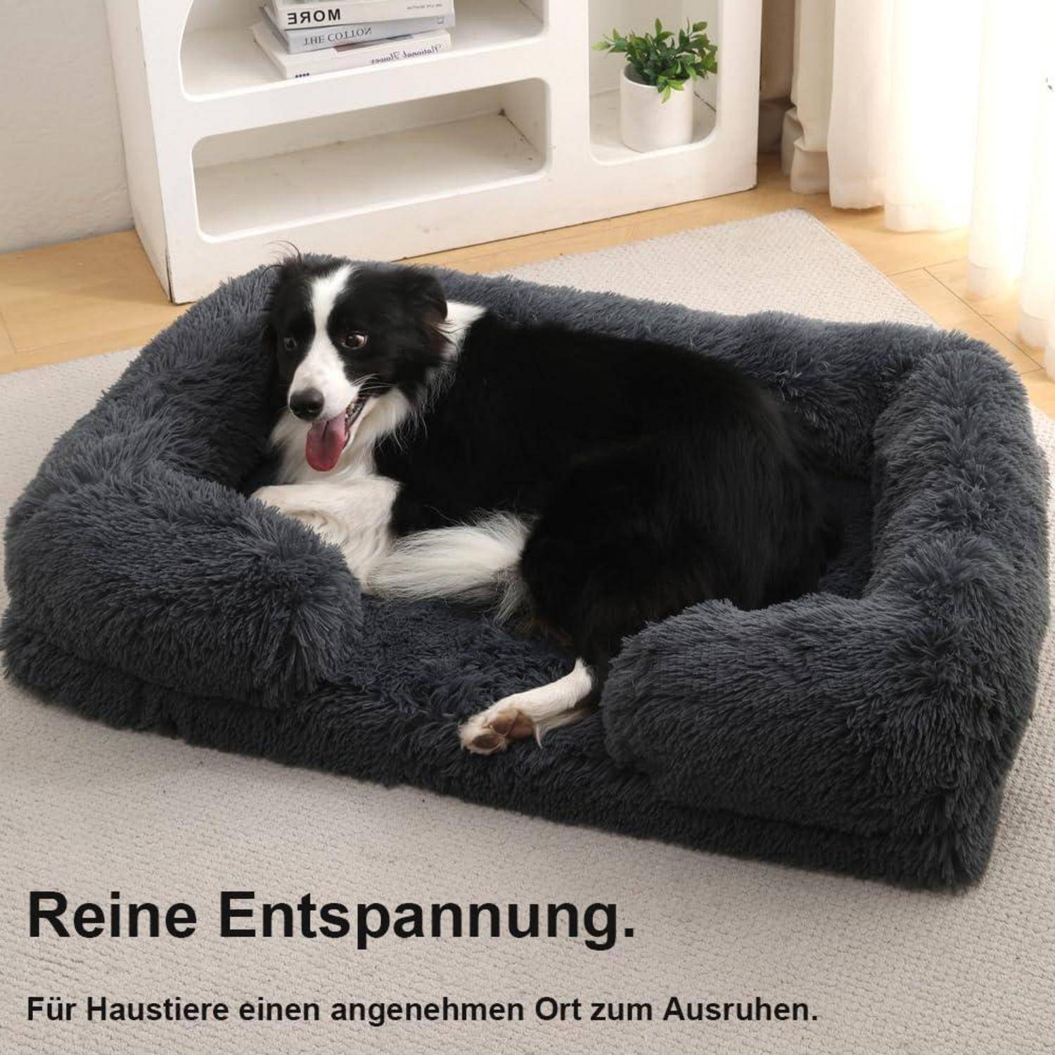Schwarzweißer Hund ruht sich in einem plüschigen grauen Haustierbett drinnen aus, mit deutschem Text: „Reine Entspannung. Für Haustiere einen angenehmen Ort zum Ausruhen."