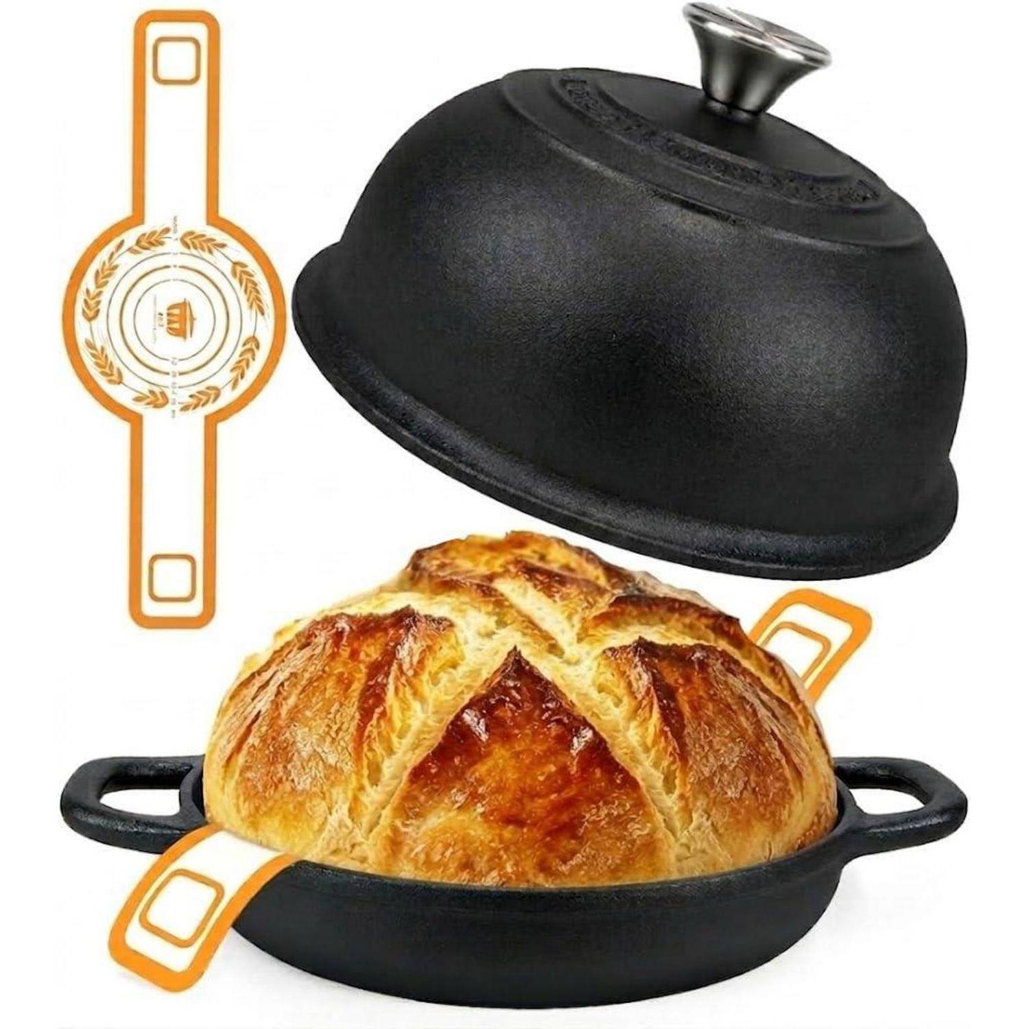 Gusseiserner Bräter mit Deckel, dargestellt offen mit einem gebackenen Laib Bauernbrot mit knuspriger Kruste im Inneren, plus ein Diagramm des mitgelieferten Griffs oder Hebewerkzeugs.