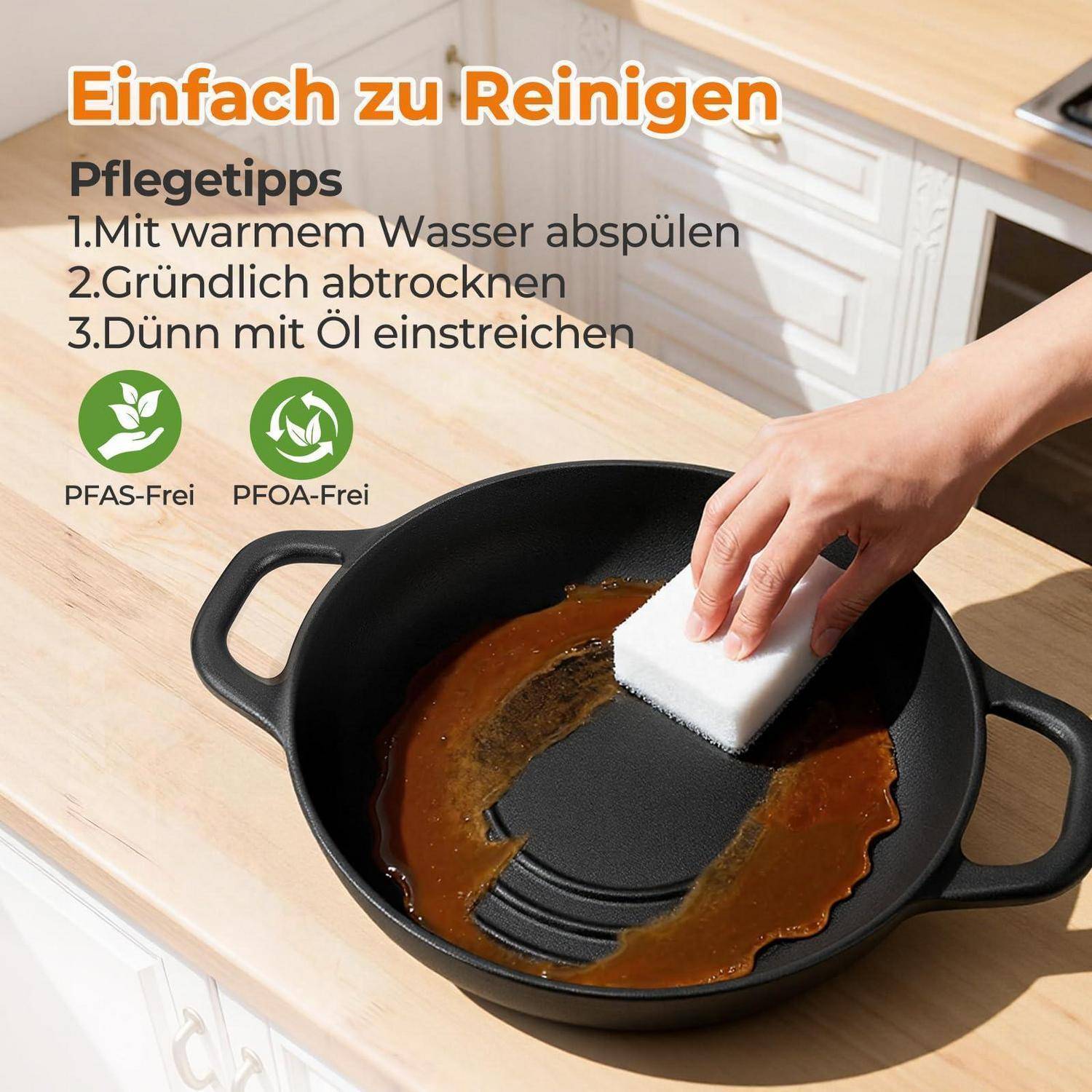 Handwäsche einer schwarzen Antihaft-Pfanne mit einem Schwamm; deutscher Text besagt „Leicht zu reinigen" und gibt Pflegetipps: warm ausspülen, gründlich trocknen, leicht ölen; frei von PFAS und PFOA.