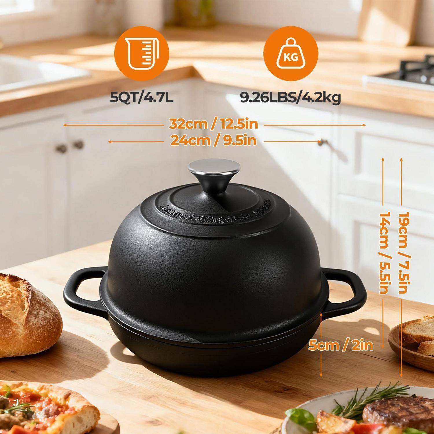 Schwarzes gewölbtes Auflaufgeschirr mit Deckel auf einer Küchentheke, beschriftet mit 5QT/4,7L, 9,26LBS/4,2kg und Abmessungen 32cm, 24cm, 19cm, 14cm, 5cm.