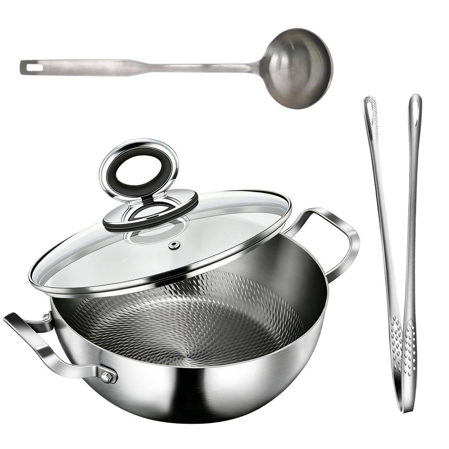 Edelstahlkochgeschirr-Set mit abgedecktem Wok oder Topf, Schöpfkelle und Zange auf weißem Hintergrund.