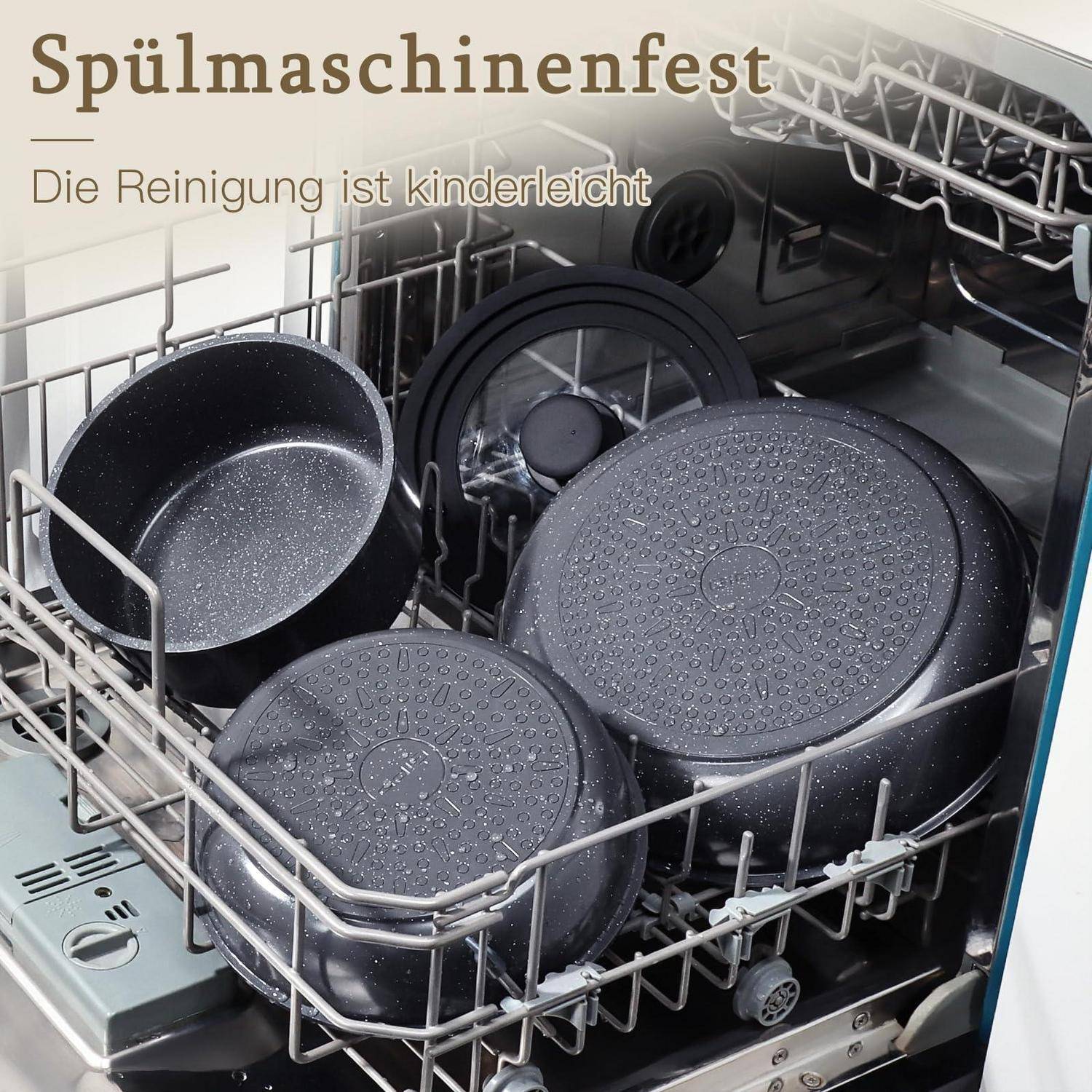 Offene Spülmaschine gefüllt mit mehreren schwarzen Töpfen und Pfannen, mit deutschem Text, der „Spülmaschinenfest" und „Die Reinigung ist kinderleicht"" liest.