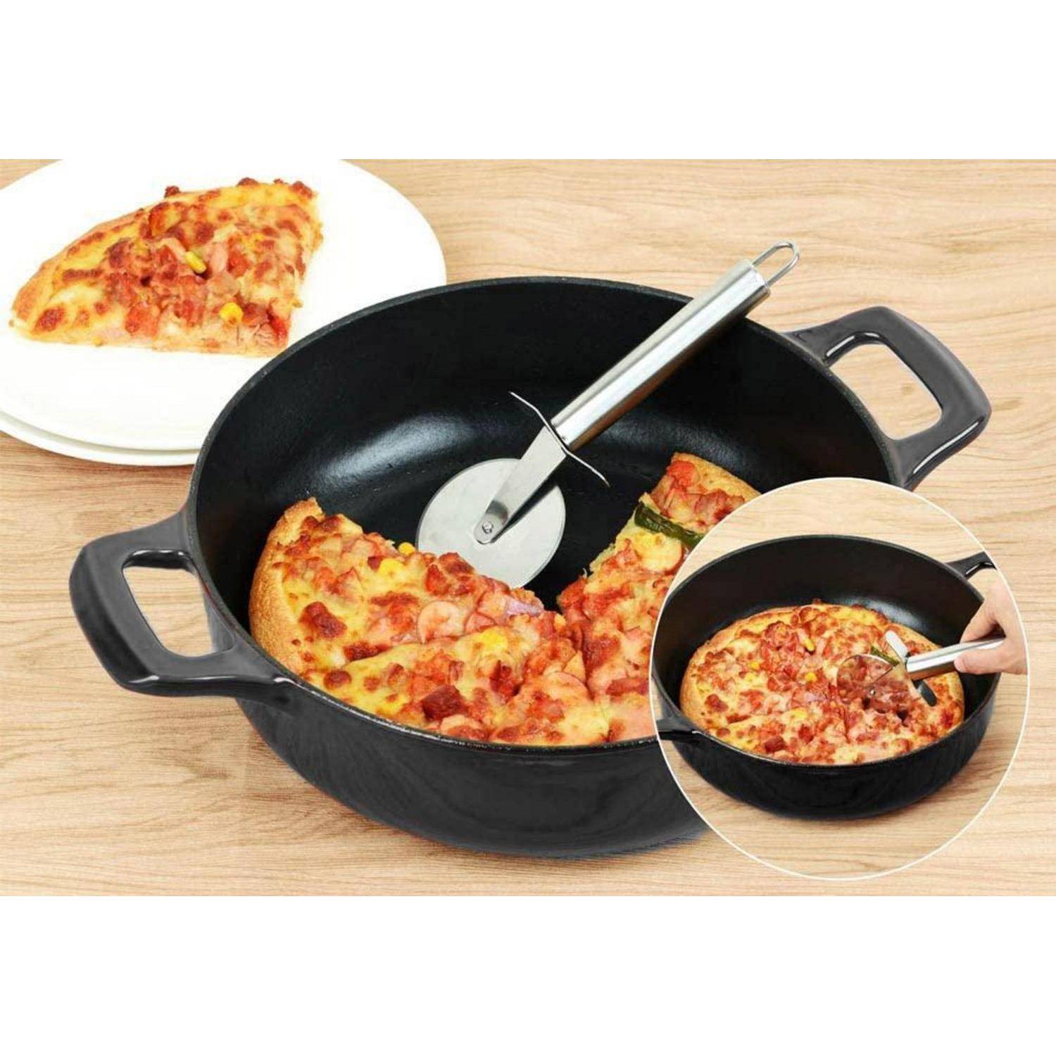 Eine Pizzapfanne mit einem rotierenden Serviermesser schneidet und serviert Pizzastücke aus einer schwarzen Pfanne, mit einem angerichteten Stück in der Nähe.