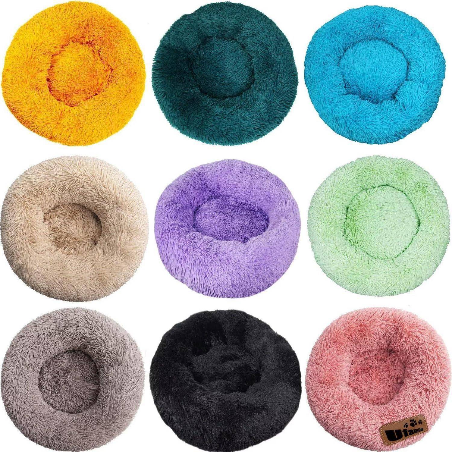 Neun runde, kuschelige Haustierbetten in verschiedenen Farben, die in einem 3x3-Gitter auf weißem Hintergrund angeordnet sind.