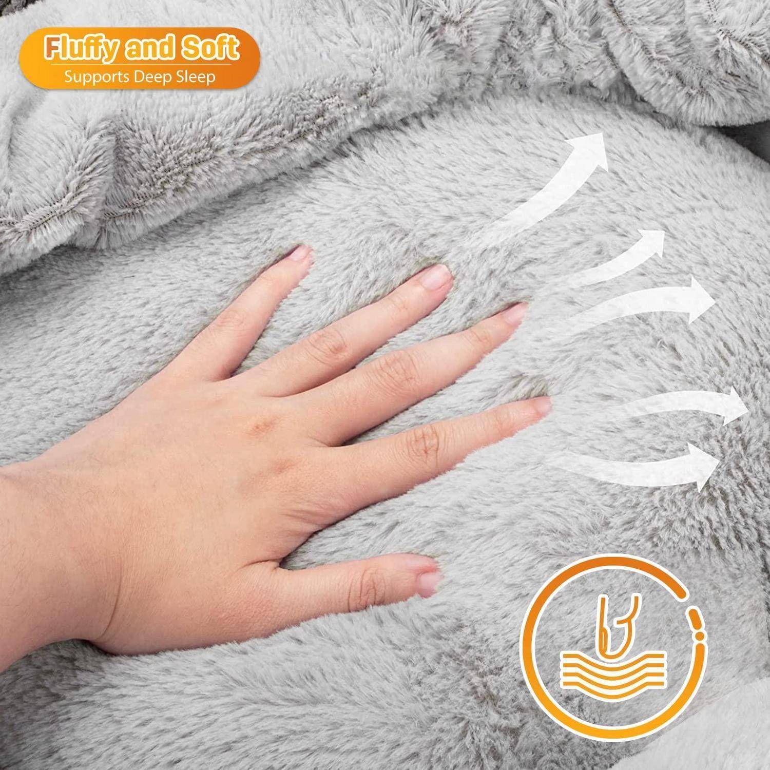 Hand berührt eine flauschige graue Decke mit Pfeilen, die weiches, atmungsaktives Material zeigen; Text liest „Flauschig und Weich" und „Unterstützt tiefe Schlaf"".