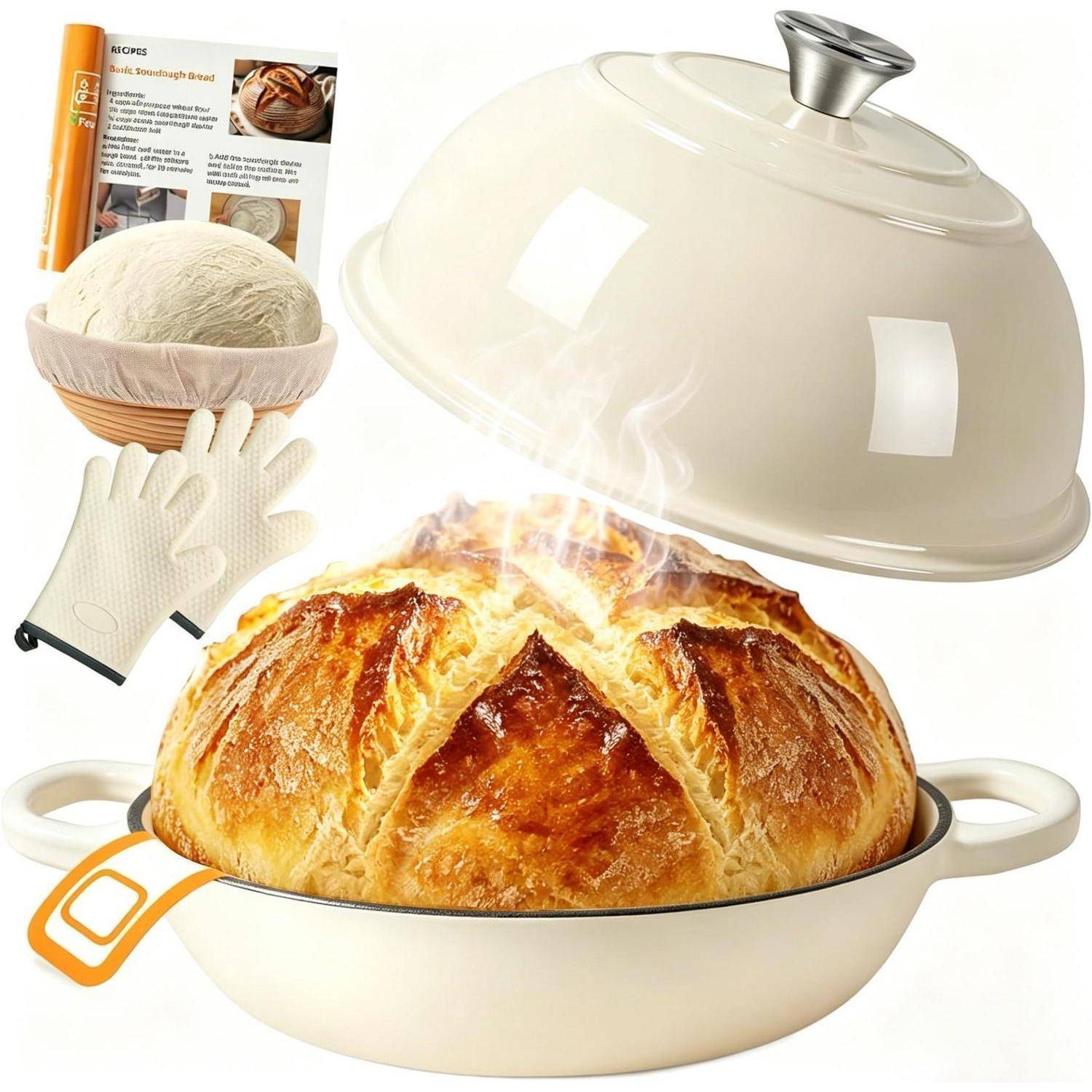 Brotbackset mit Gusseisentopf mit Deckel, heißes Brot im Inneren, Ofenhandschuh und Rezeptheft, das zeigt, wie man Brot zu Hause backt.
