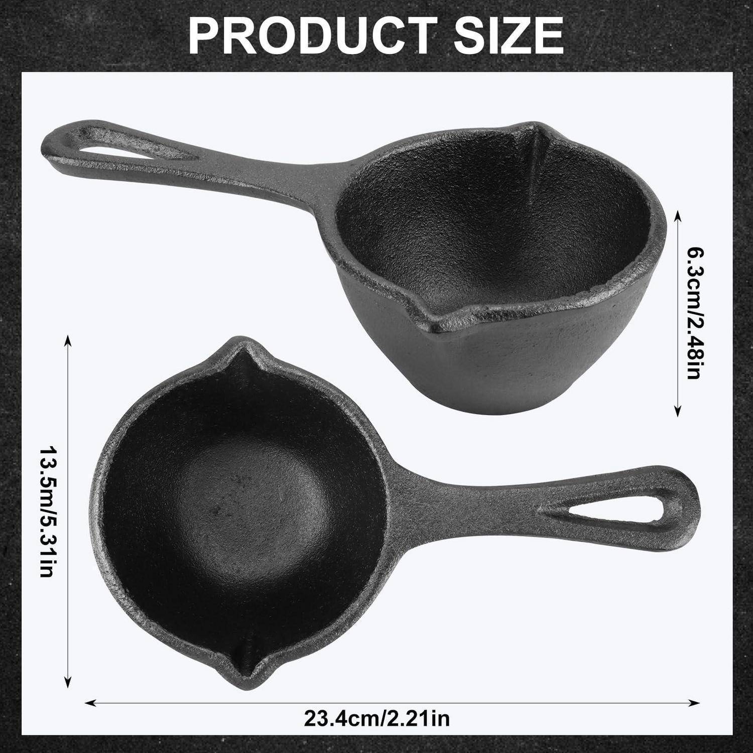 Produktgrößentabelle mit einer kleinen schwarzen Gusseisenschüssel mit Griff, 23,4 cm lang und 13,5 cm breit, 6,3 cm hoch.