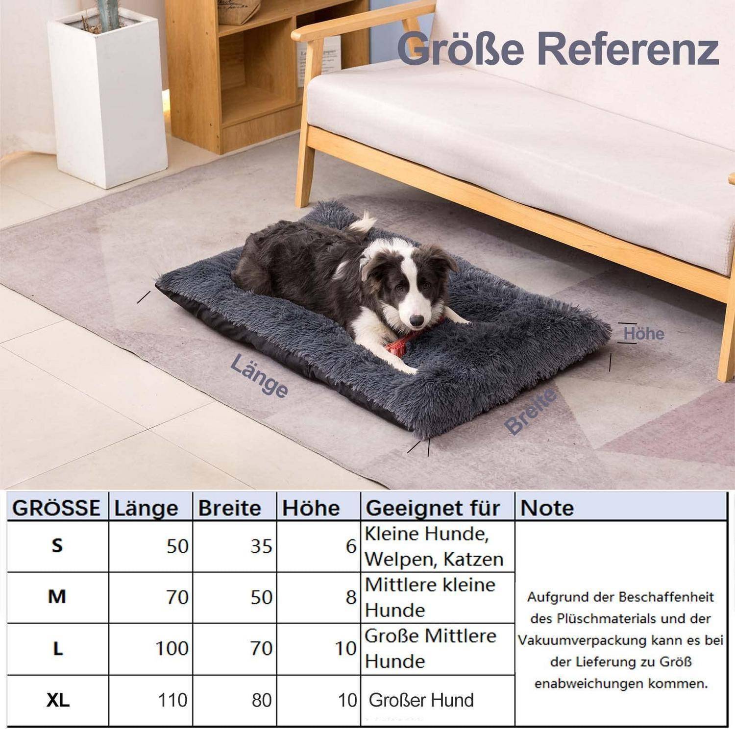 Ein Hund liegt auf einem dunklen Haustierbett neben einem Sofa; darunter ist ein deutsches Größendiagramm für das Bett mit Längen, Breiten, Höhen und geeigneten Hundegrößen.