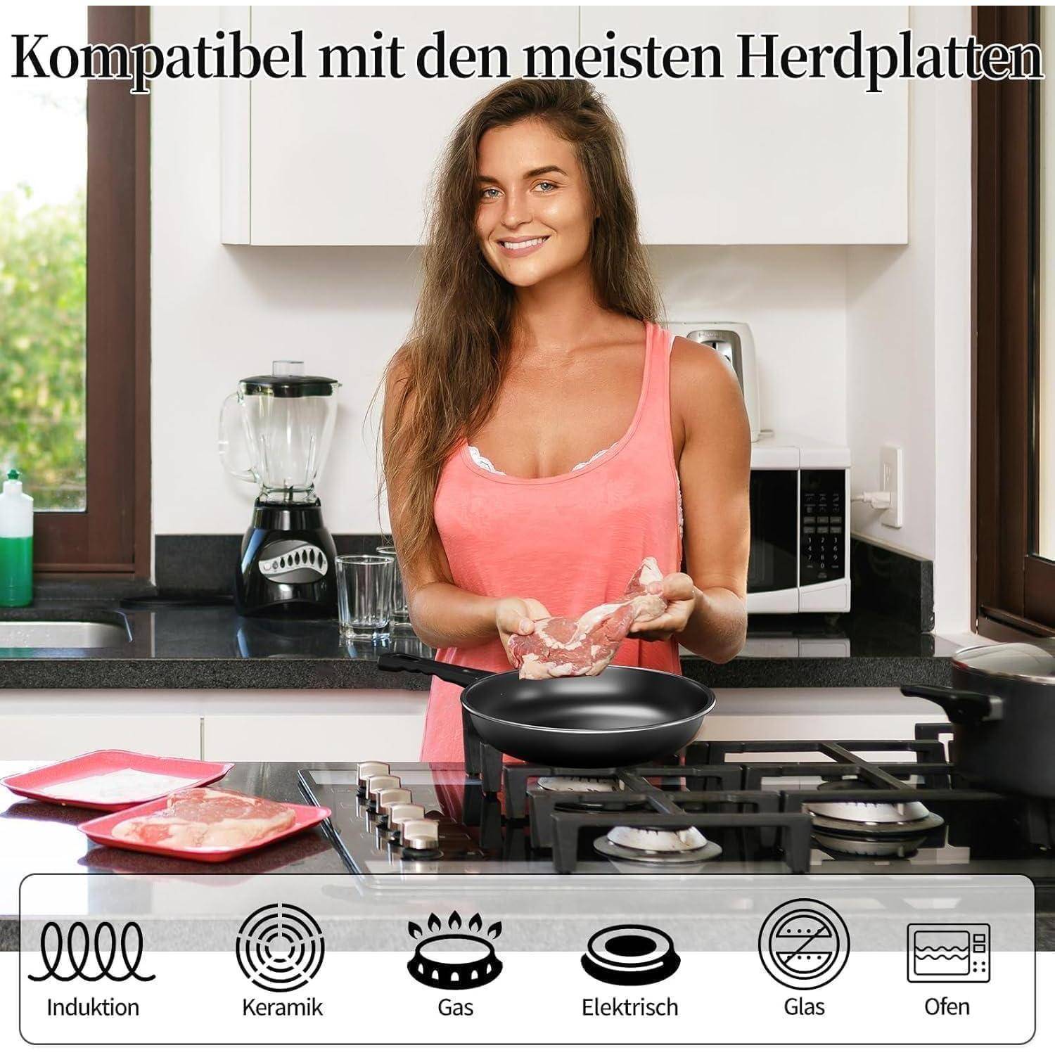 Frau kocht in einer Küche mit dem Text „Kompatibel mit den meisten Herdplatten" und Symbolen, die die Kompatibilität mit Induktion, Keramik, Gas, Elektro, Glas und Ofen-Kochfeldern zeigen.