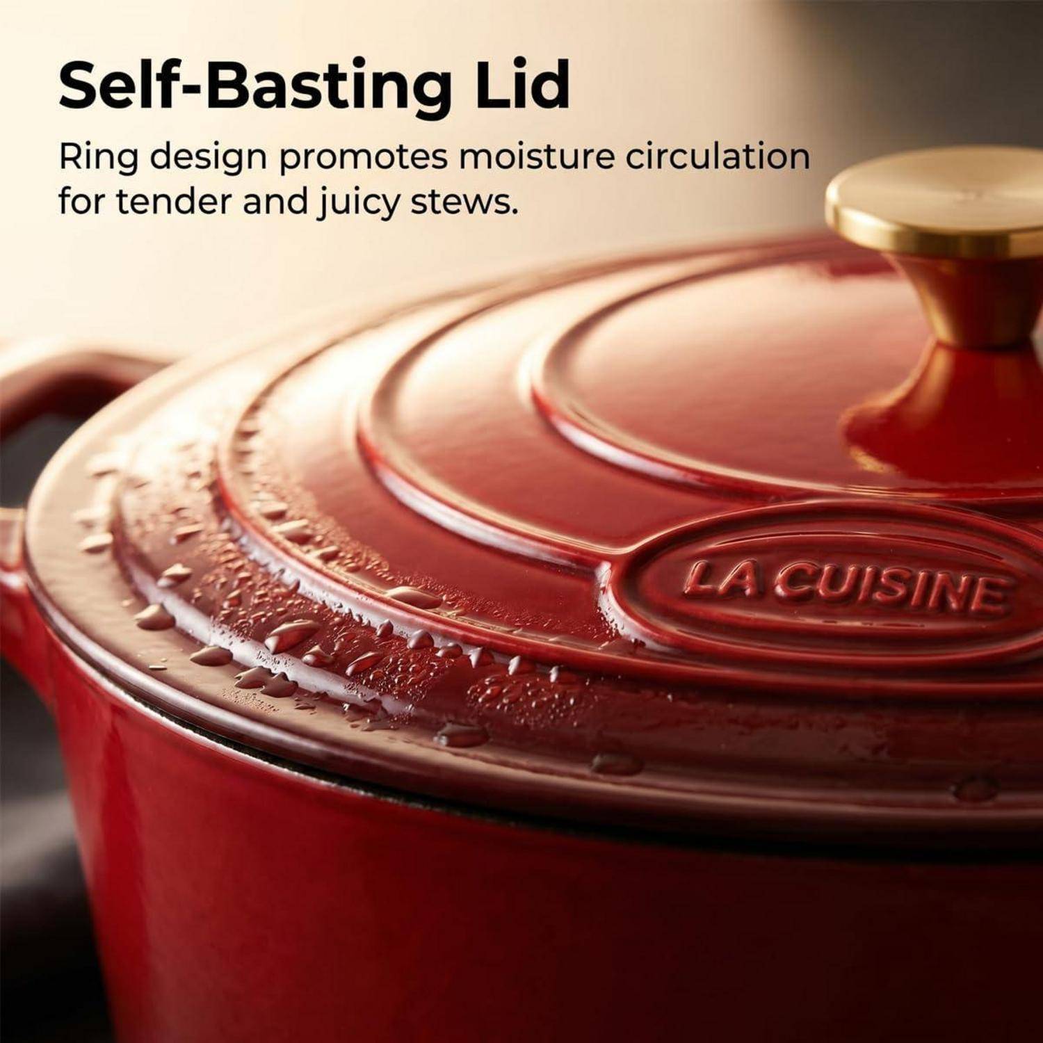 Roter emaillierter Topf mit der Aufschrift „Self-Basting Lid", mit einem gewölbten Deckel, der entwickelt wurde, um Feuchtigkeit zu zirkulieren und so zarte, saftige Eintöpfe zu ermöglichen.
