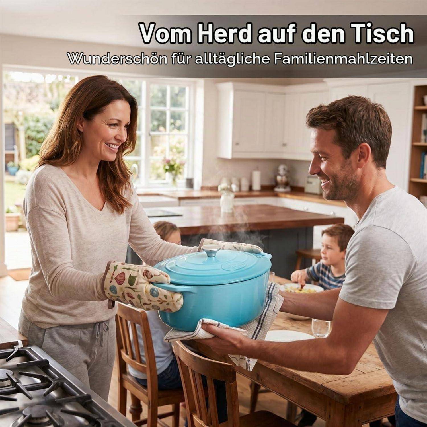 Familie reicht eine blauabgedeckte Auflaufform am Küchentisch herum, während Kinder in der Nähe sitzen; deutscher Text sagt „Vom Herd auf den Tisch" und „Wunderschön für alltägliche Familienmahlzeiten"".