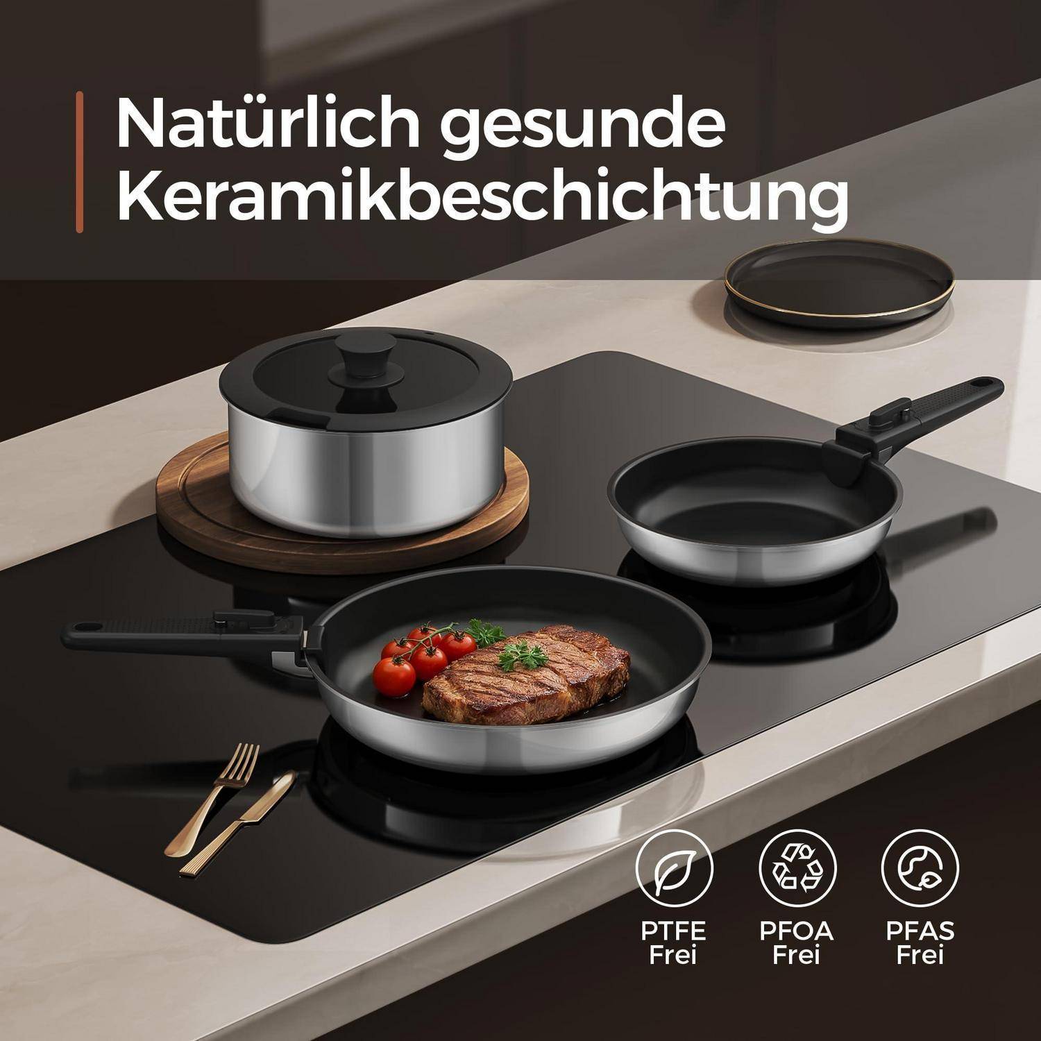 Werbebild für keramikbeschichtetes Kochgeschirr: ein Topf, Bratpfannen und ein Steak in einer Pfanne, mit deutschem Text „Natürlich gesunde Keramikbeschichtung" und Symbolen mit der Aufschrift PTFE-frei, PFOA-frei, PFAS-frei.