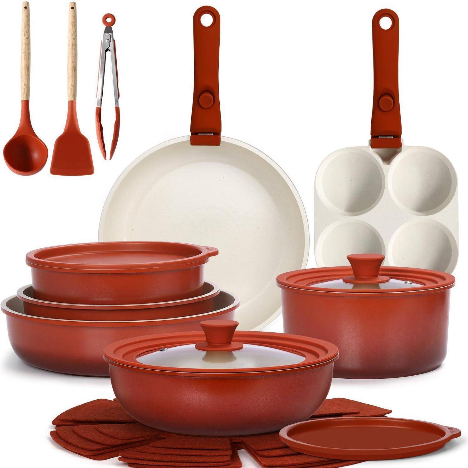 Terrakotta-farbiges Kochgeschirr-Set mit Töpfen, Bratpfannen, Backblech, Muffinform und Holzutensilien auf weißem Hintergrund.