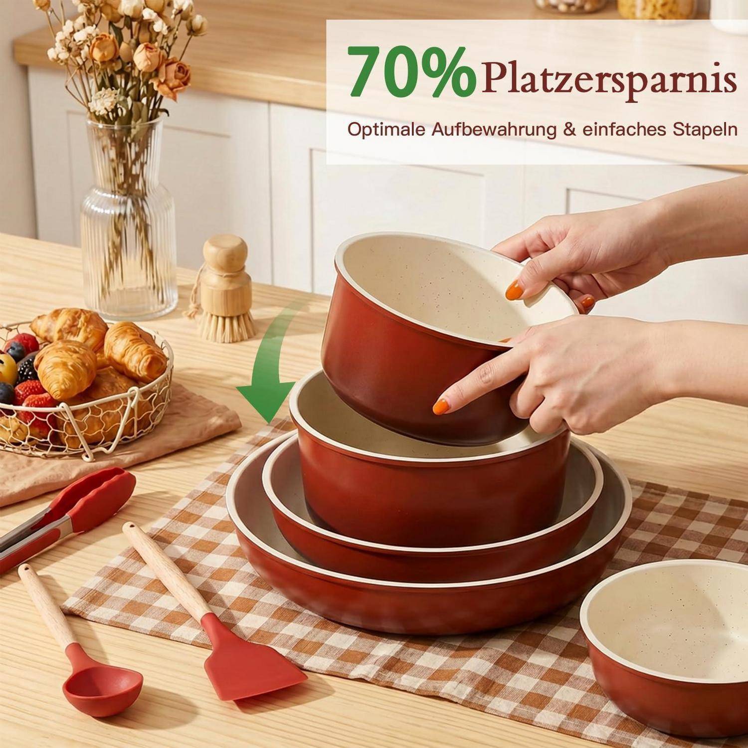 Werbebild von verschachteltem rotem Kochgeschirr, das gestapelt wird, um 70 % Platzersparnis zu zeigen, mit deutschem Text „70 % Platzersparnis" und „Optimale Aufbewahrung & einfaches Stapeln"".