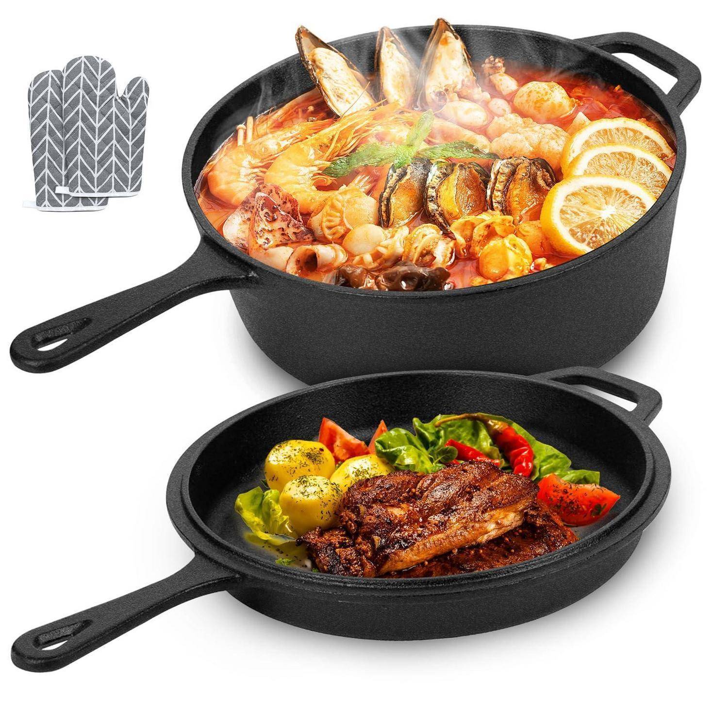 Zwei schwarze Gusseisen-Kochgeräte mit Griffen, ein tieferer Topf mit köchelndem Meeresfrüchte-Eintopf und eine Pfanne mit angebratenes Steak und Gemüse; ein Ofenhandschuh ist auf der linken Seite zu sehen.