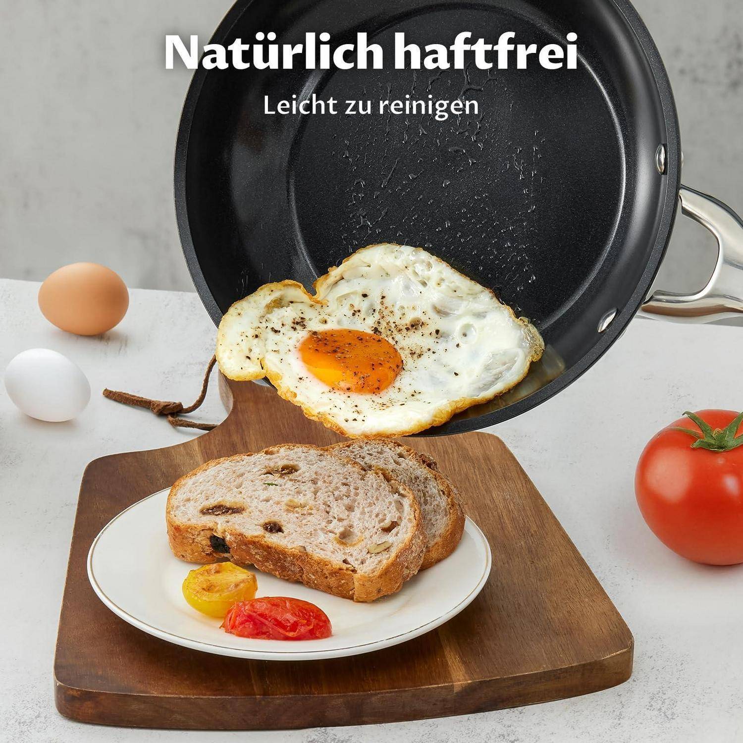 Werbebild einer Antihaft-Bratpfanne mit einem Spiegelei, das auf einen Teller mit Brot gleitet; der Text lautet „Natürlich haftfrei" und „Leicht zu reinigen"".