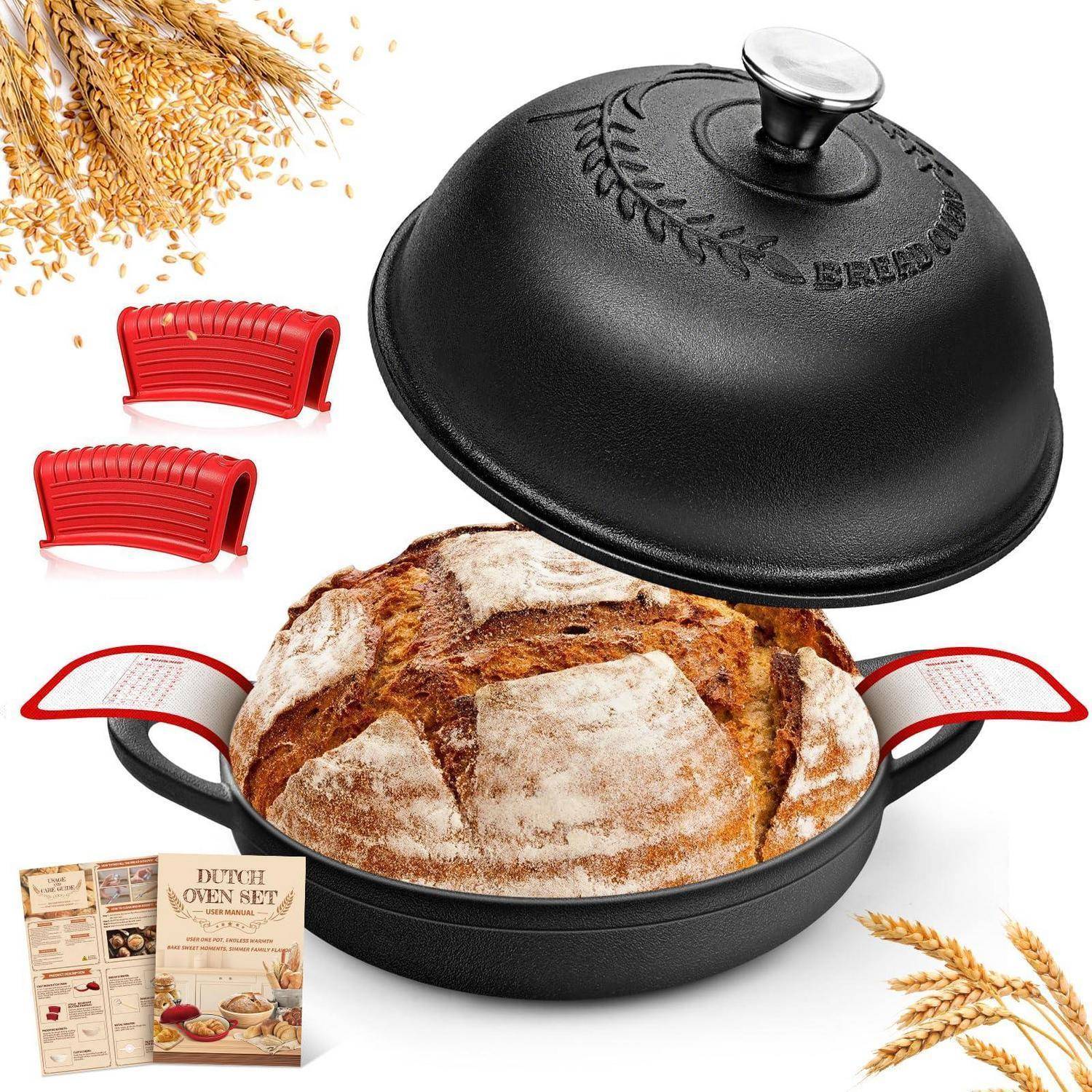 Gusseierner Bräter mit Brot im Inneren, abgebildet mit Deckel, roten Griffmulden, Weizenähren und Produktverpackung auf weißem Hintergrund.