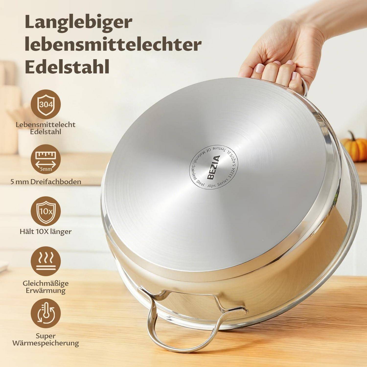 Werbebild eines Edelstahlkochtopfs mit Glasdeckel auf einem Kochgestell, das 304er Edelstahl in Lebensmittelqualität, 5 mm dreischichtige Bodenkonstruktion, gleichmäßige Wärmeverteeilung und Wärmespeicherung hervorhebt.