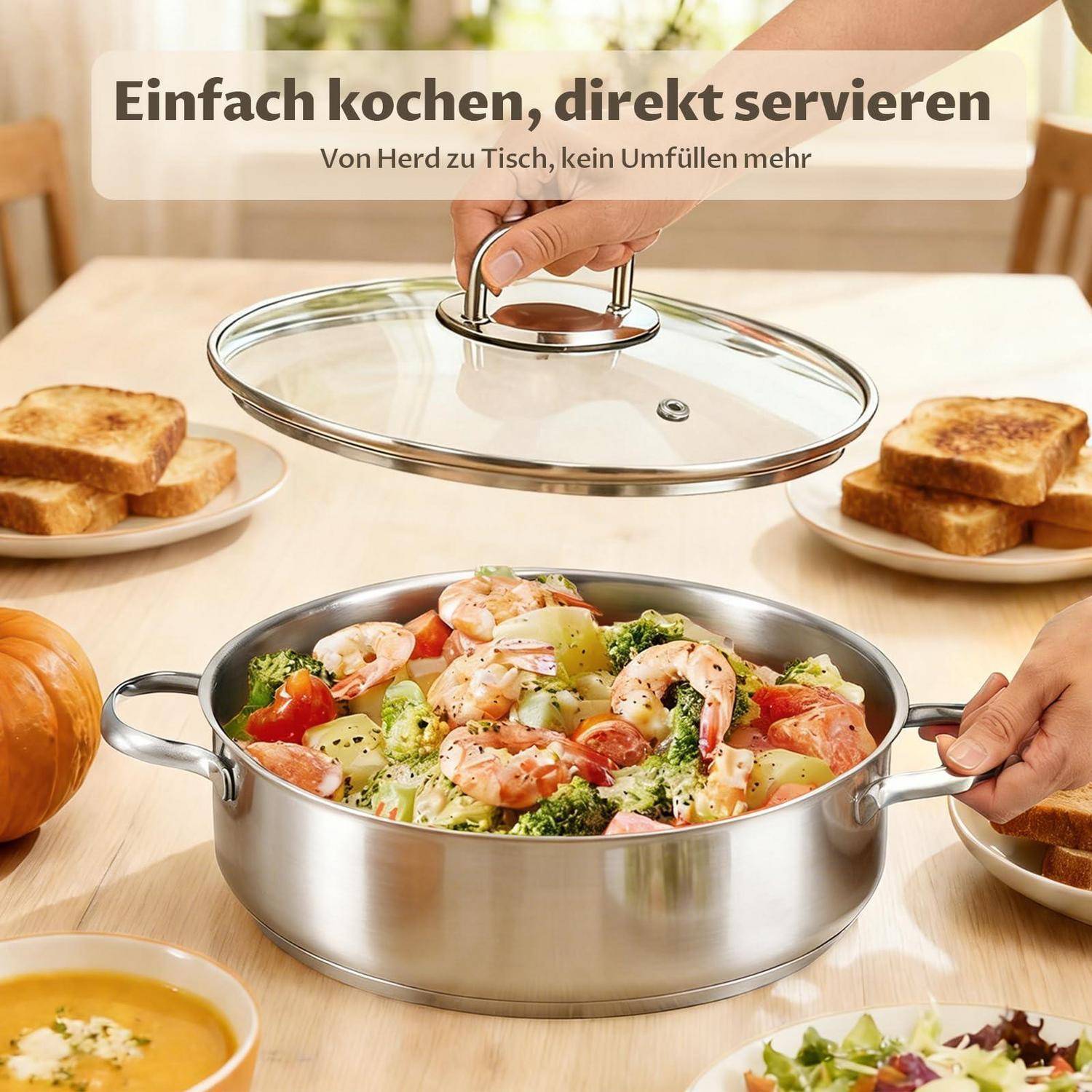 Eine Person hebt den Deckel von einem Topf mit einem Garnelen- und Gemüsegericht auf einem Tisch; deutscher Text sagt „Einfach kochen, direkt servieren" und „Von Herd zu Tisch, kein Umfüllen mehr"