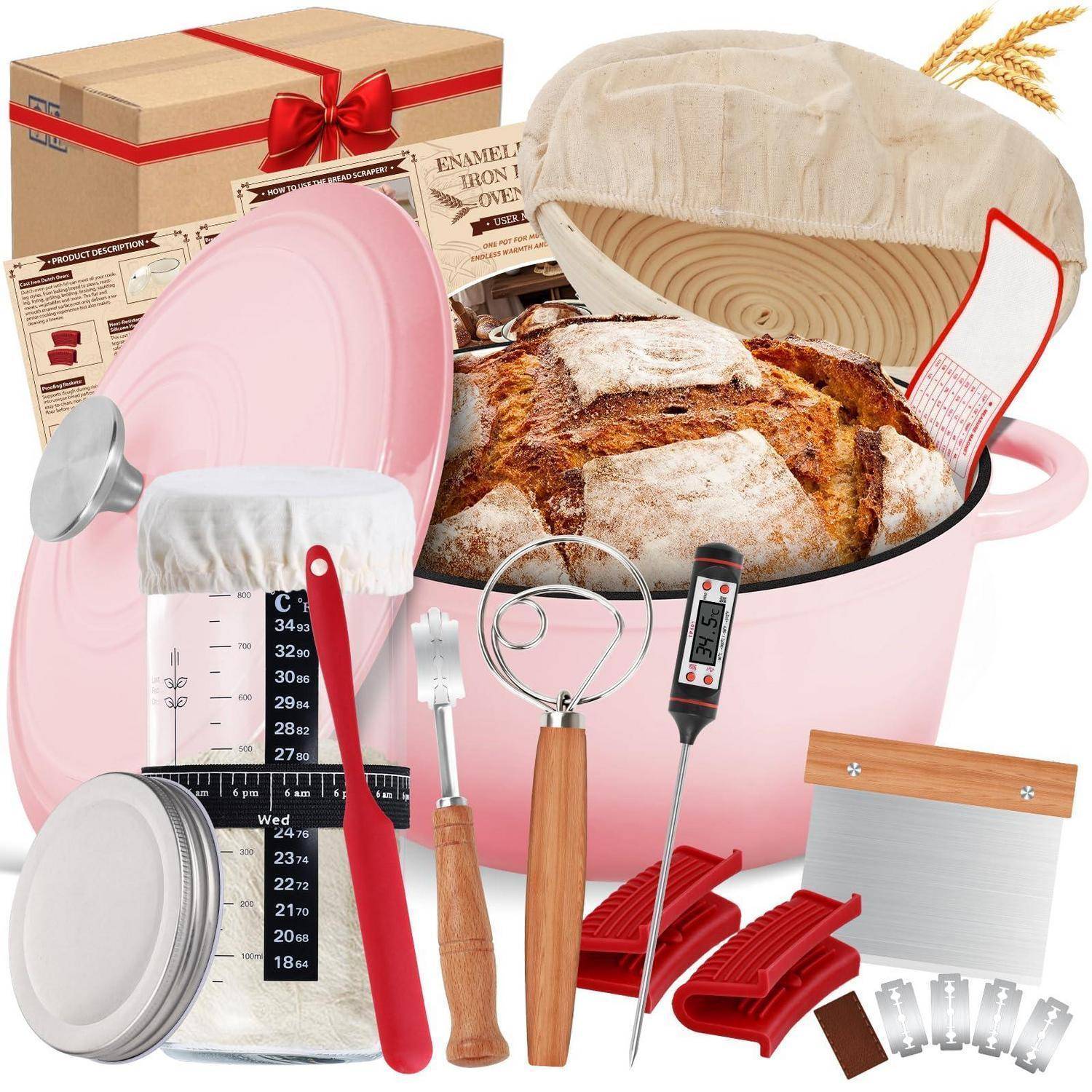 Küchenbäcker- und Brotherstellungswerkzeuge, die um einen rosa Bräter mit einem Laib Brot angeordnet sind, einschließlich Messbechern, Thermometer, Schaber und Gärkörbchen.