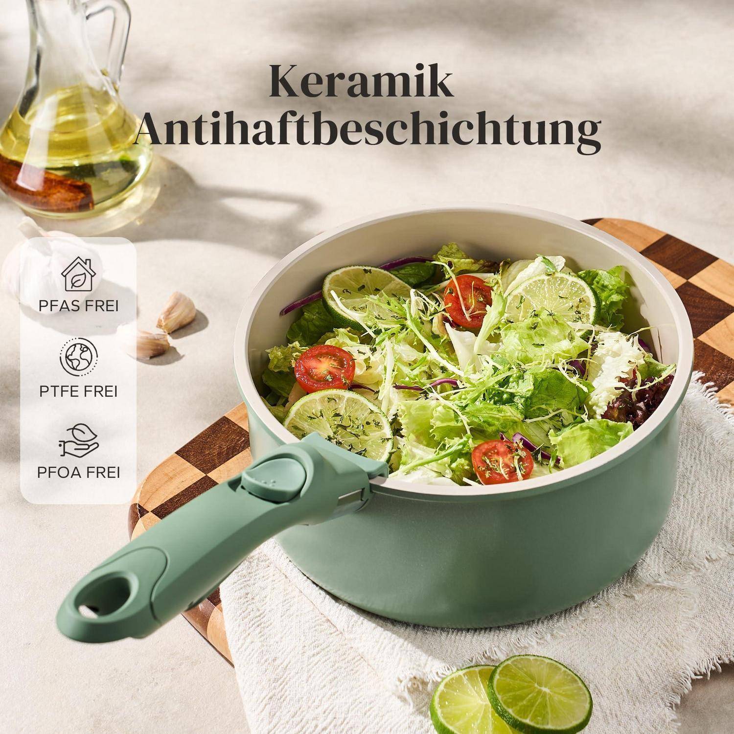 Grüne Antihaft-Keramik-Saucenpfanne gefüllt mit Salat, gekennzeichnet mit „Keramik Antihaftbeschichtung" und „PFAS FREI"", „PTFE FREI"", „PFOA FREI"".