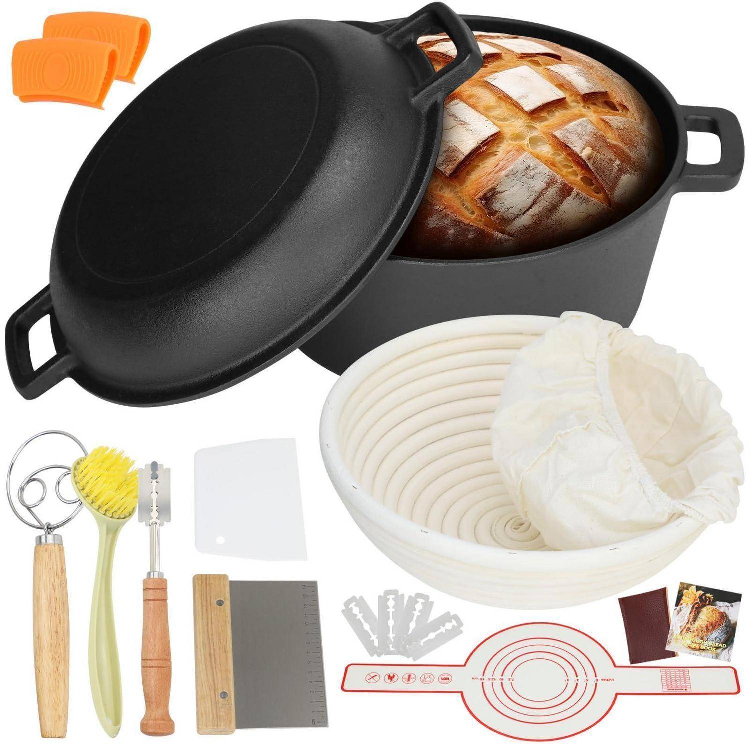 Brotbackset mit Dutch Oven, Gärkorb, Tucheinlage, Silikongriffe, Teigwerkzeugen und Lameintei auf weißem Hintergrund.