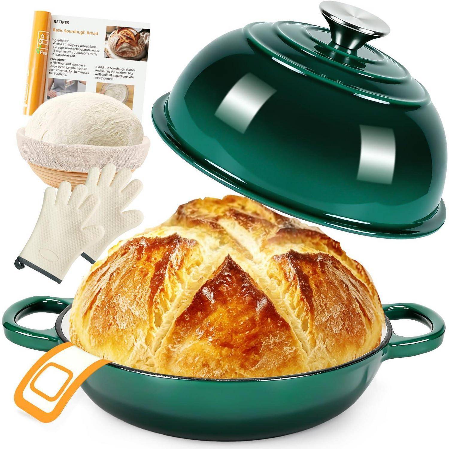 Grüner Deckel Gusseisen-Bräter mit frisch gebackenem rundem Laib, enthält Rezeptheft, Ofenhandschuh und Backwerkzeuge, dargestellt als Produktset.
