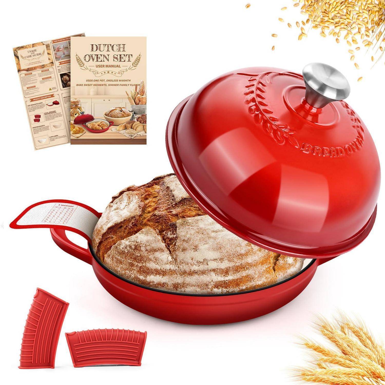 Roter Bräter mit geöffnetem Deckel, zeigt einen runden Laib Krustenbrot im Inneren; Rezeptheft und Silikongriffe inbegriffen, mit Weizenkörnern rundherum.