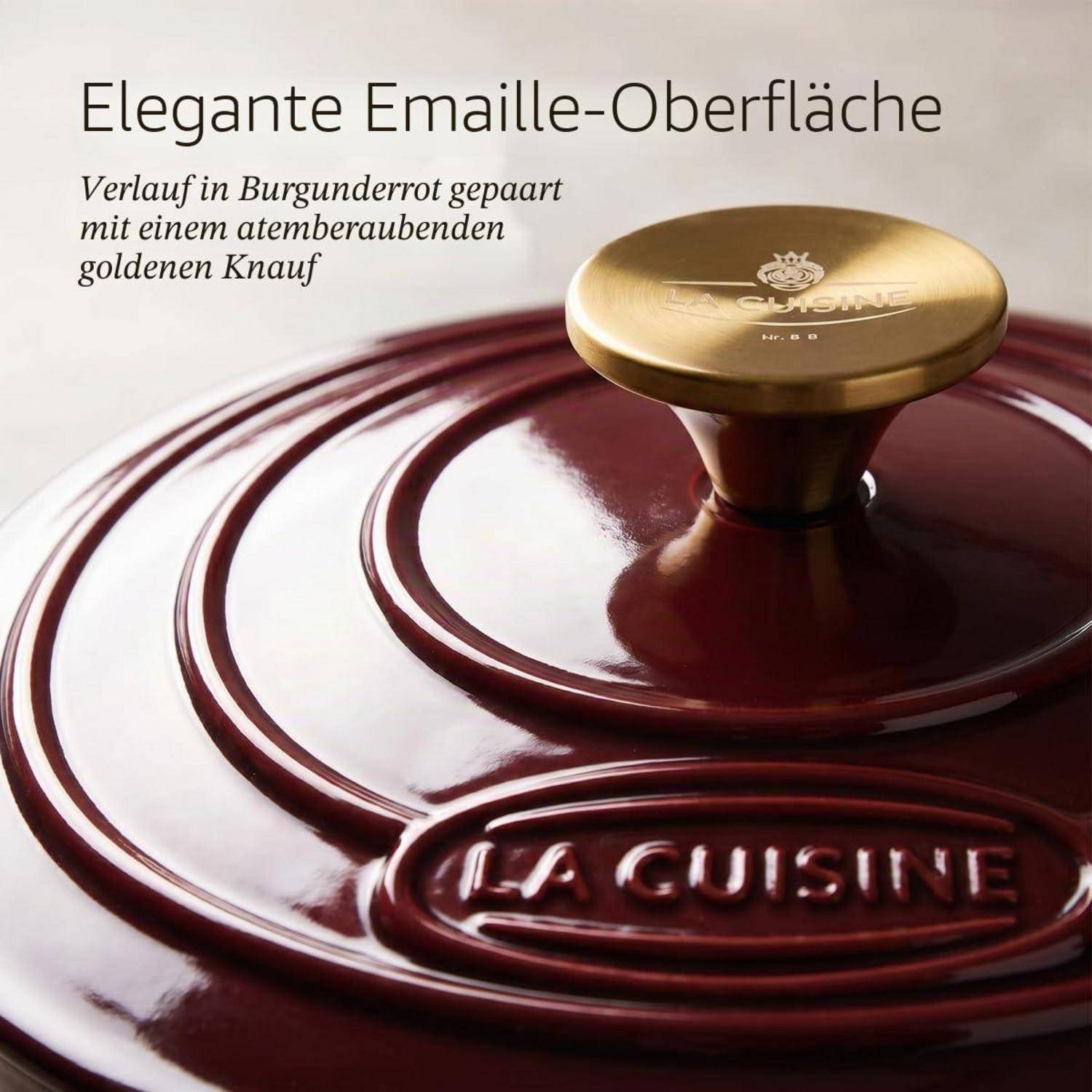 Burgunderfarbener Le Creuset Topfdeckel mit goldenem Knauf; deutscher Text hebt eine elegante Emailleoberfläche und burgunderfarbigen Farbverlauf hervor.
