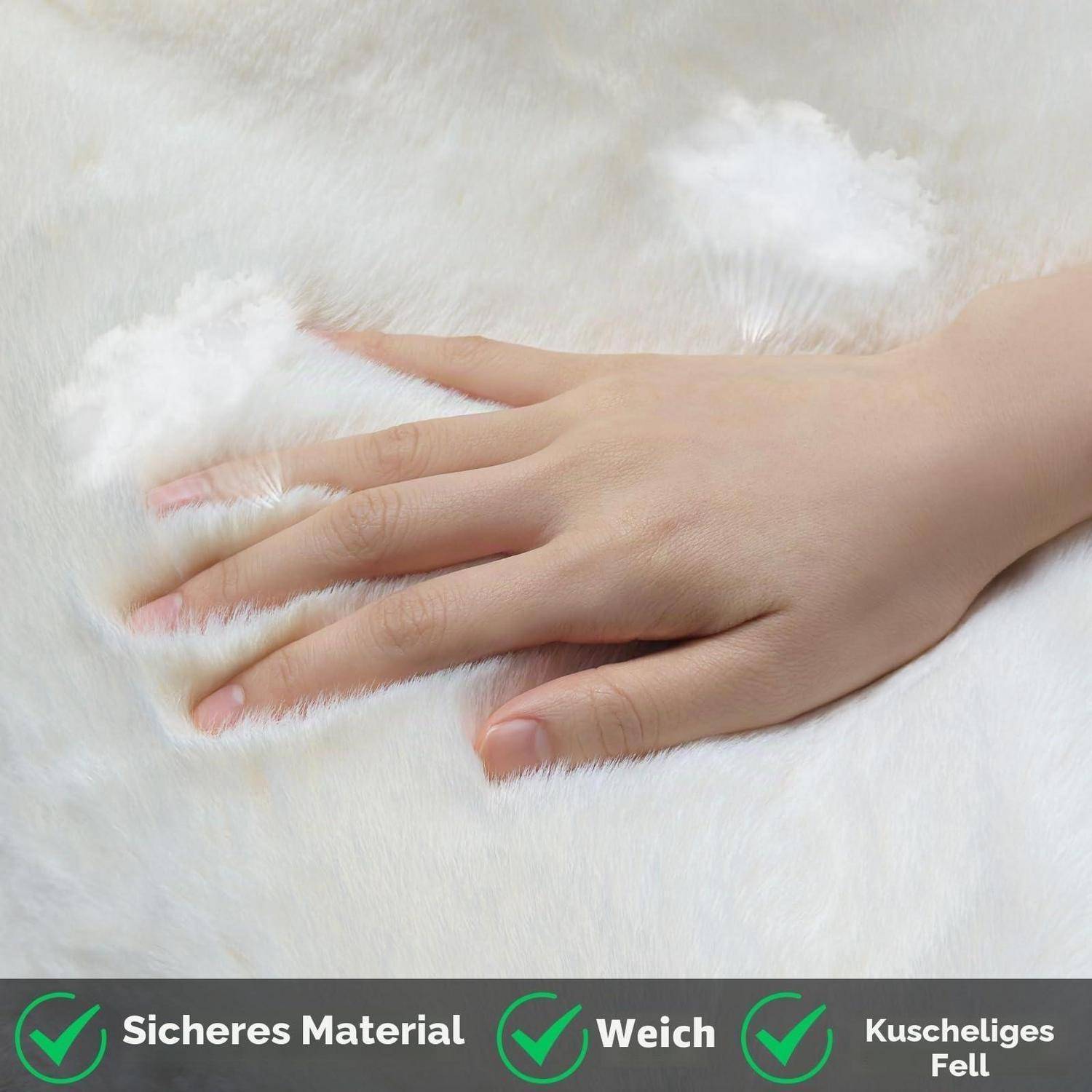 Hand berührt weiches weißes Kunstfell, mit angekreuztem deutschen Text: 'Sicheres Material', 'Weich', 'Kuscheliges Fell'.