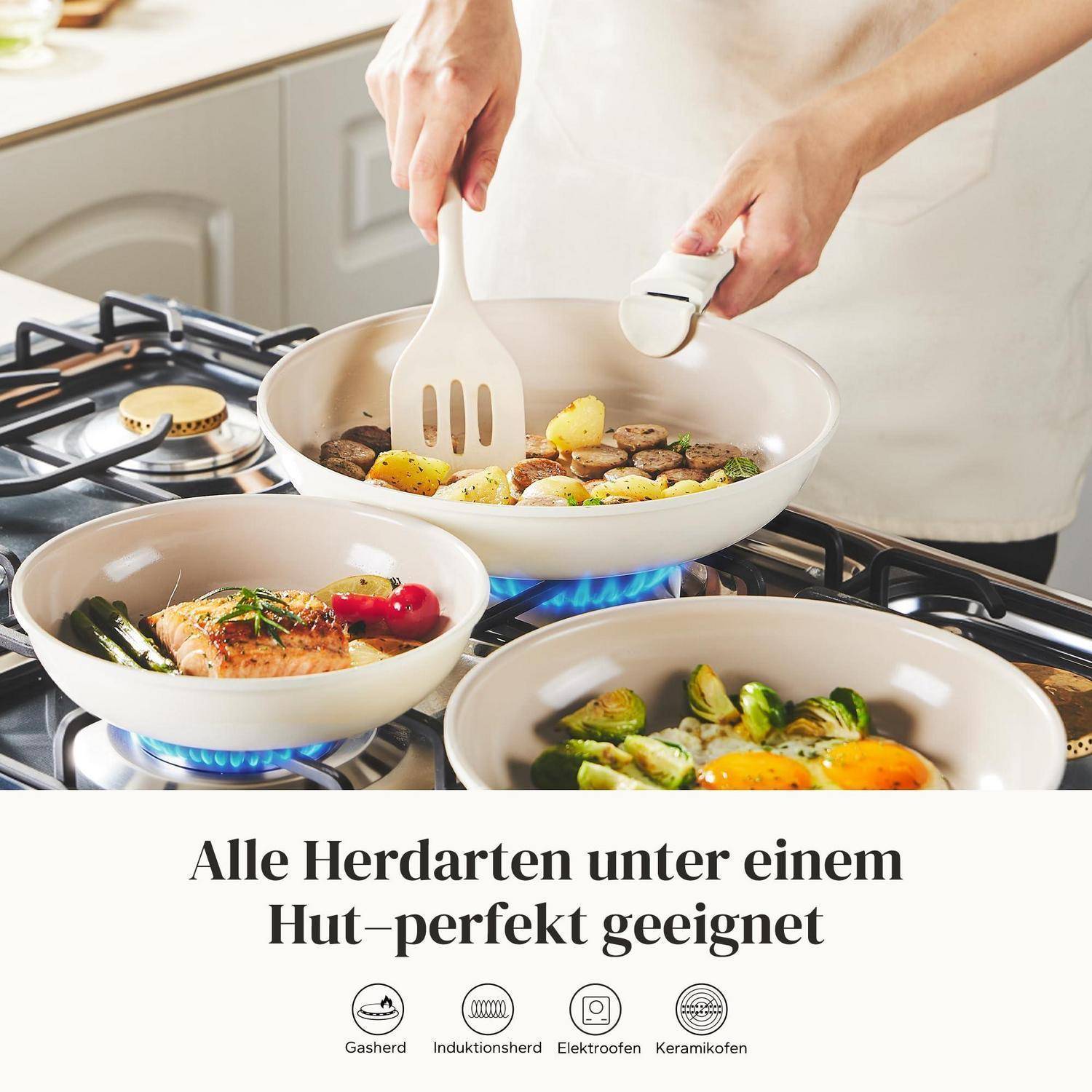 Eine Person kocht mehrere Gerichte in weißen Pfannen auf einem Gasherd; Der deutsche Text lautet „Alle Herdarten unter einem Hut–perfekt geeignet" und zeigt Symbole für Gas-, Induktions-, Elektro- und Keramikkochfelder.