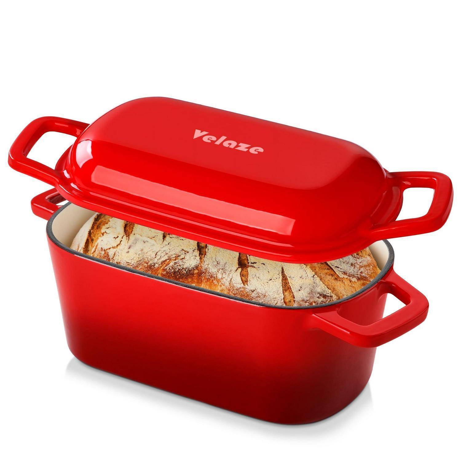 Rotes ovales Gusseisentopf mit Deckel und Seitengriffen, teilweise geöffnet dargestellt mit einem Laib Brot im Inneren.