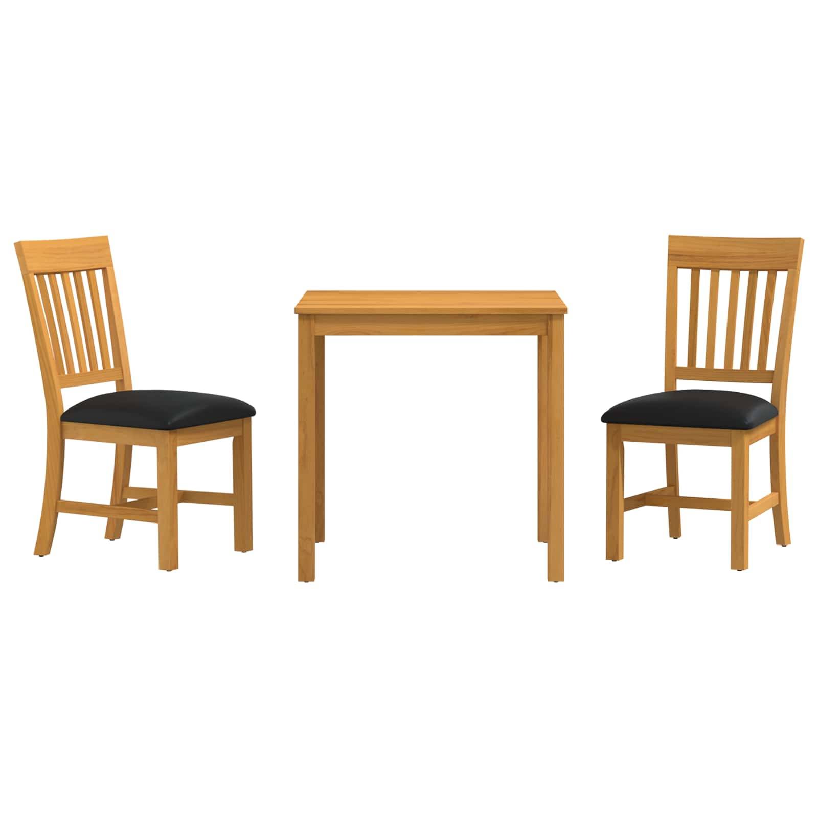 Zwei Holzstühle mit schwarzen Sitzen flankieren einen kleinen Holztisch auf weißem Hintergrund.